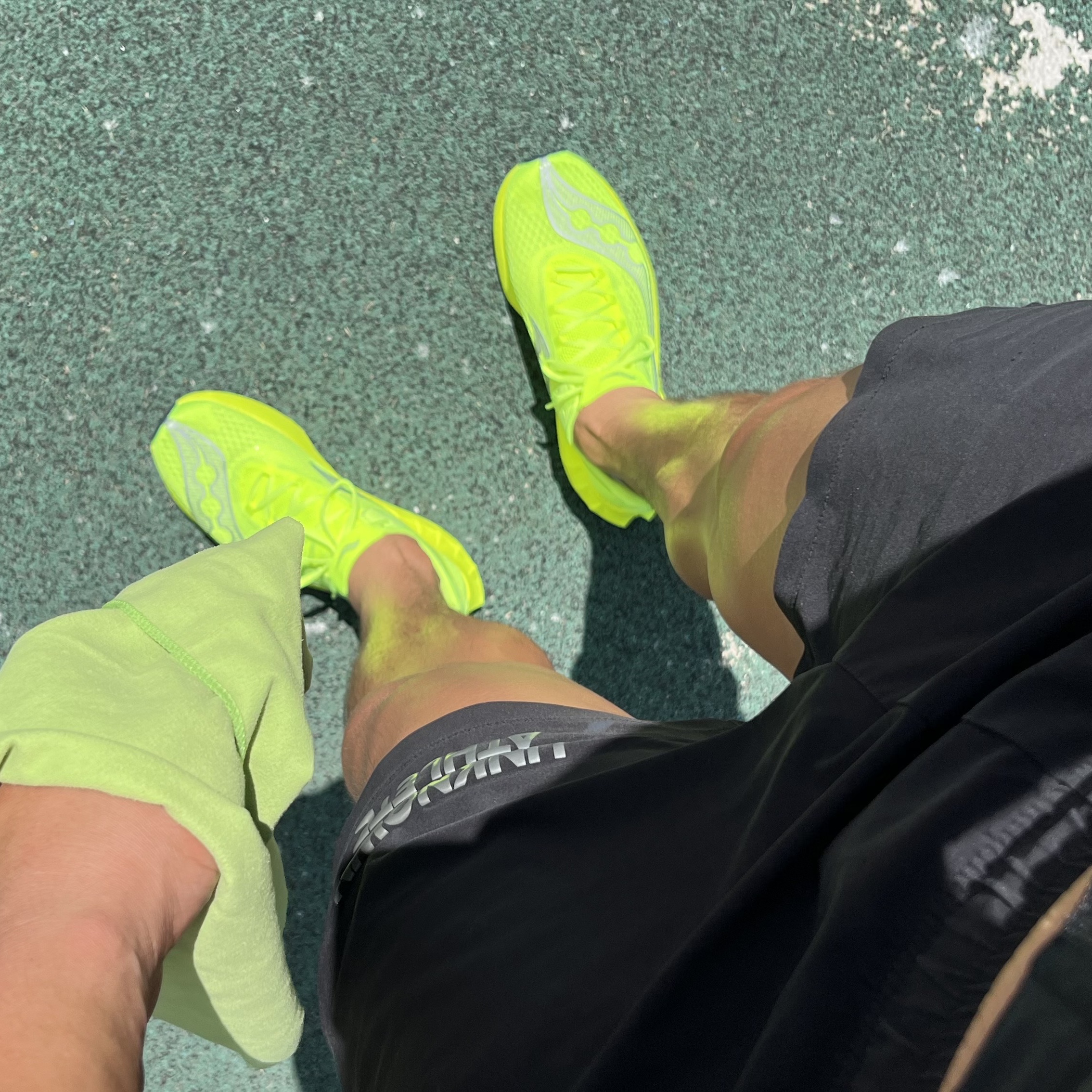 Saucony Endorphin Pro 4 Citron Silver 착용 스타일 - 3