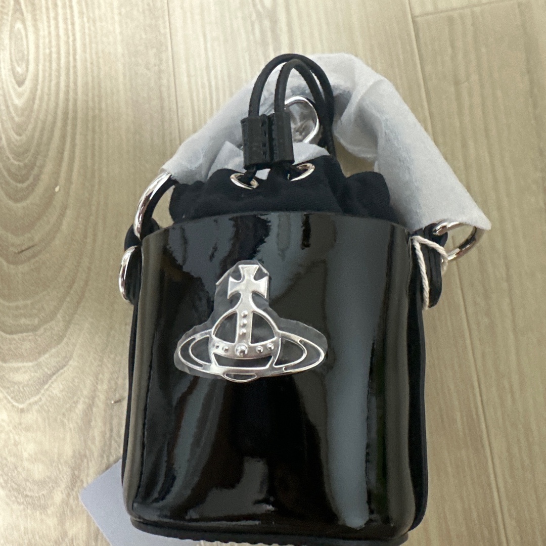 Vivienne Westwood Shiny Patent Mini Daisy Bag Black 착용 스타일