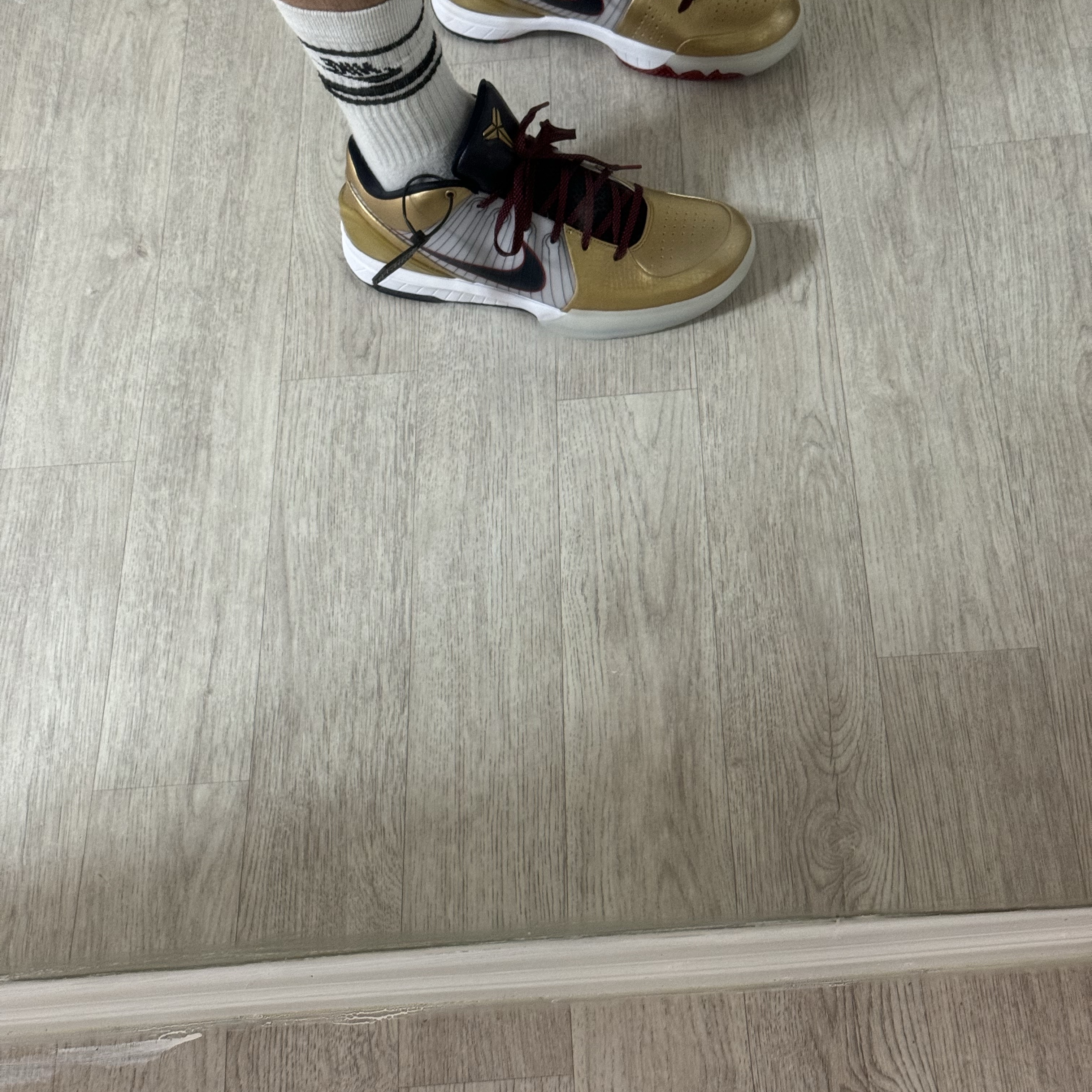 Nike Kobe 4 Protro Metallic Gold and Dark Obsidian 착용 스타일 - 1