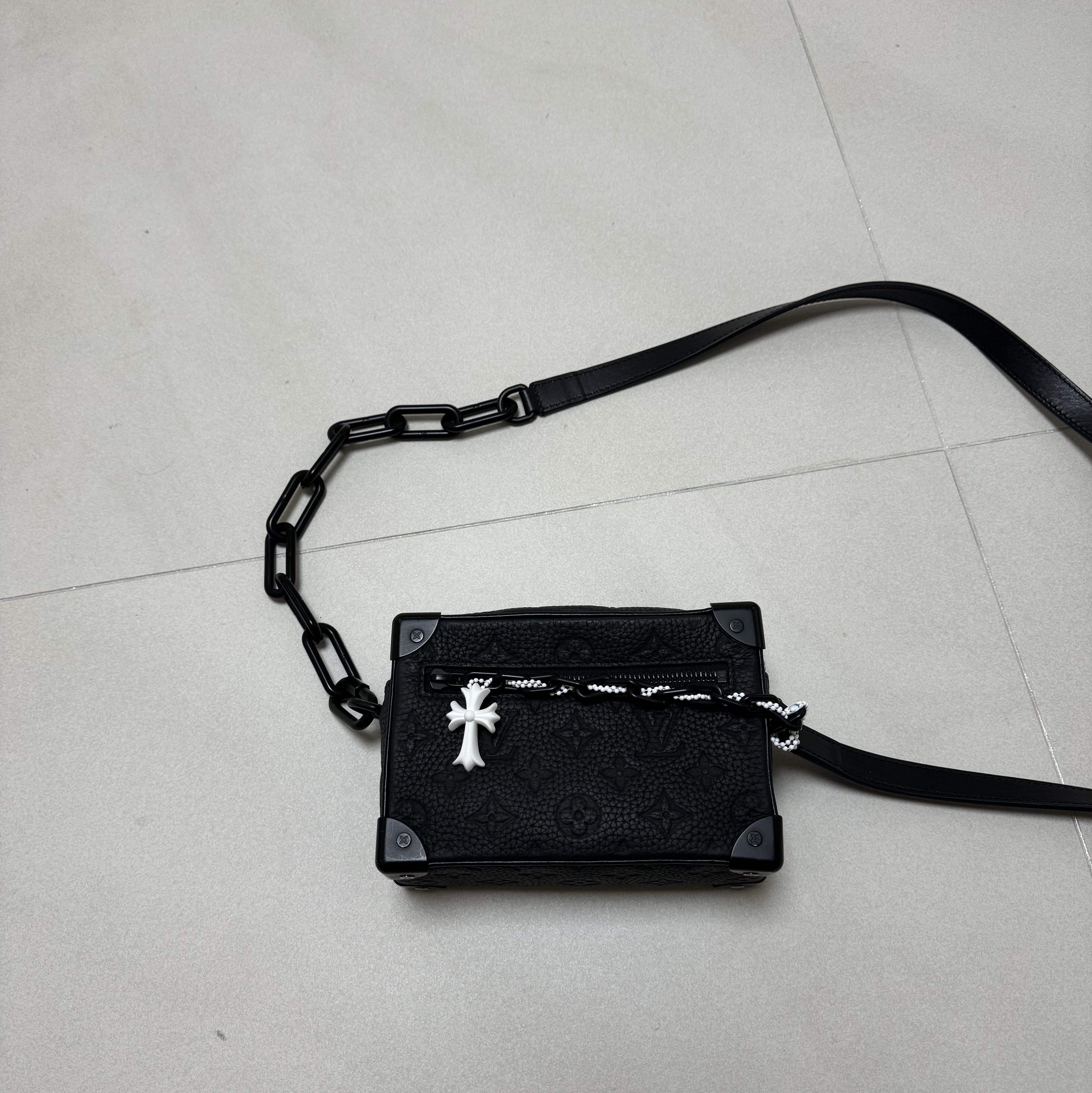 Louis Vuitton Mini Soft Trunk Black, Chrome Hearts Silichrome CH Cross Pendant White 2022/2023 착용 스타일