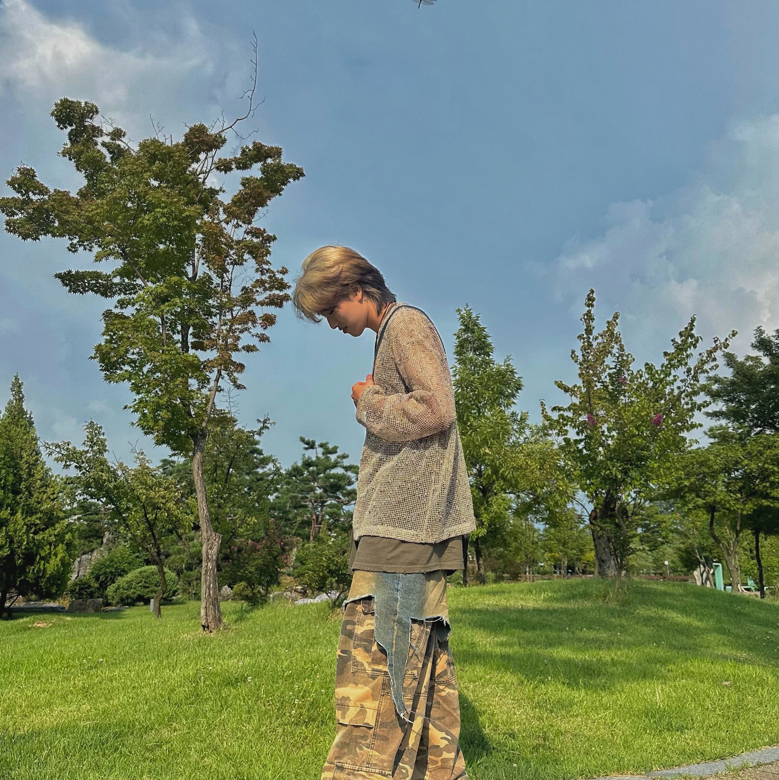 Keen Jasper Sneakers Toasted Coconut, Project G/R Layered Cargo Denim Pants Blue Camo 착용 스타일 - 5