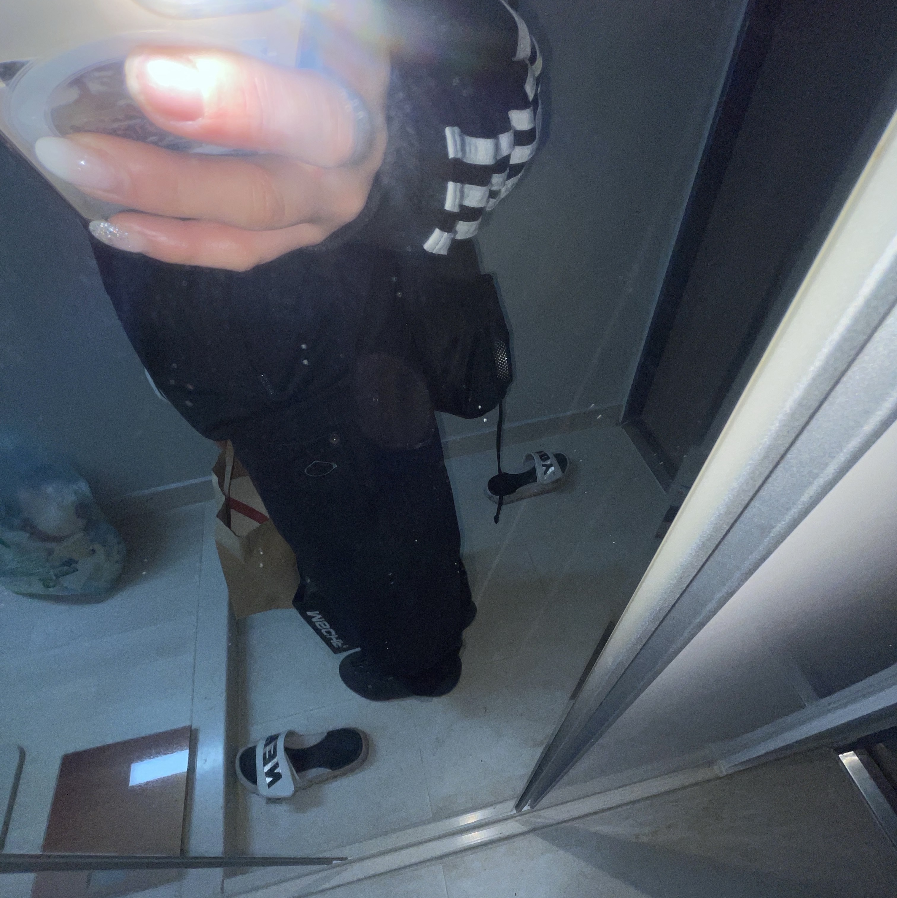 (W) Mischief Rhombus Slouchy Washed Jeans Black, Adidas Yeezy Foam RNNR Onyx 착용 스타일