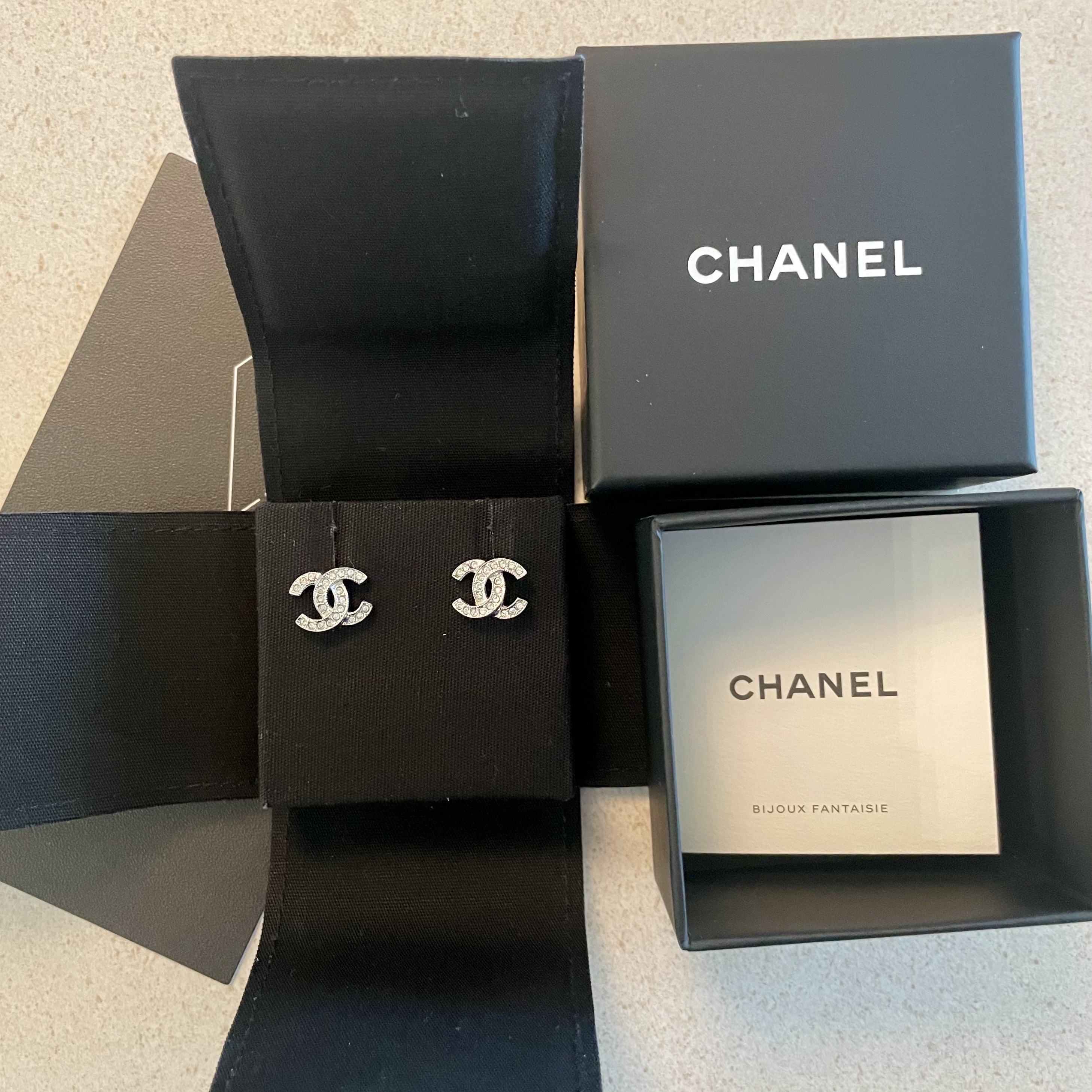 (W) Chanel Earrings Metal Strass & Silver Crystal 착용 스타일 - 1