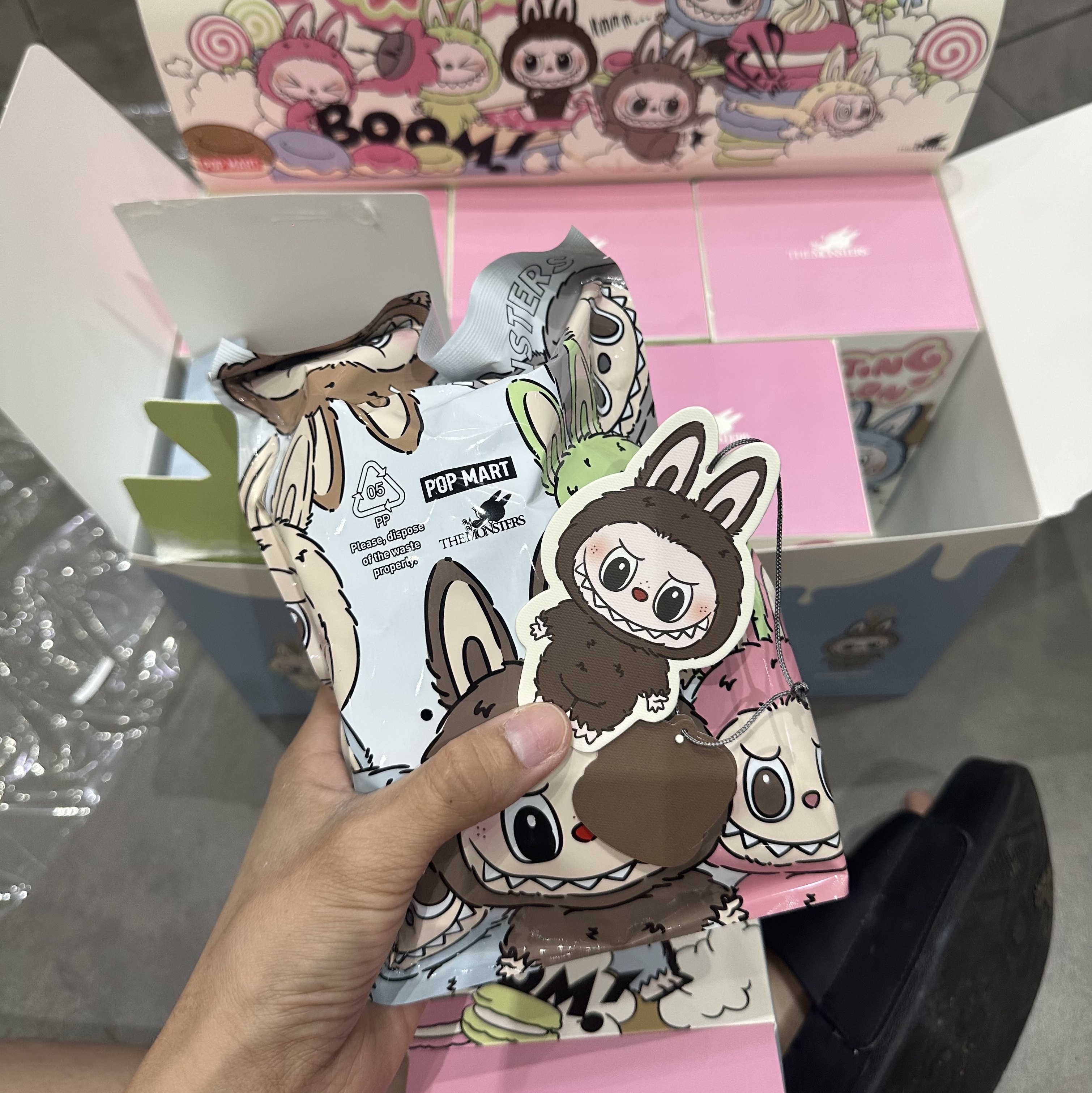 Pop Mart The Monsters Labubu Tasty Macarons Series Sealed Case (6 Blind Boxes) 착용 스타일 - 2