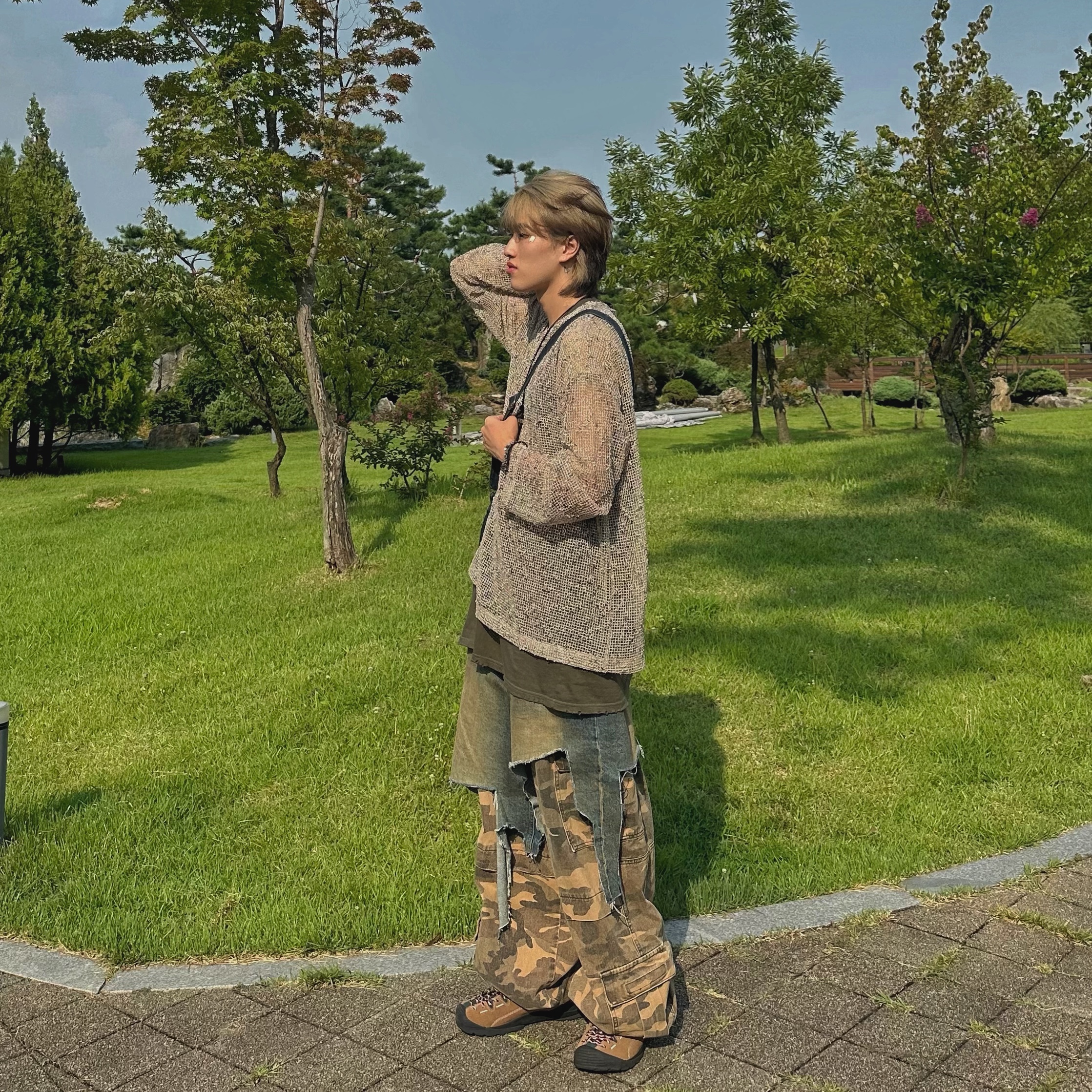 Keen Jasper Sneakers Toasted Coconut, Project G/R Layered Cargo Denim Pants Blue Camo 착용 스타일 - 3