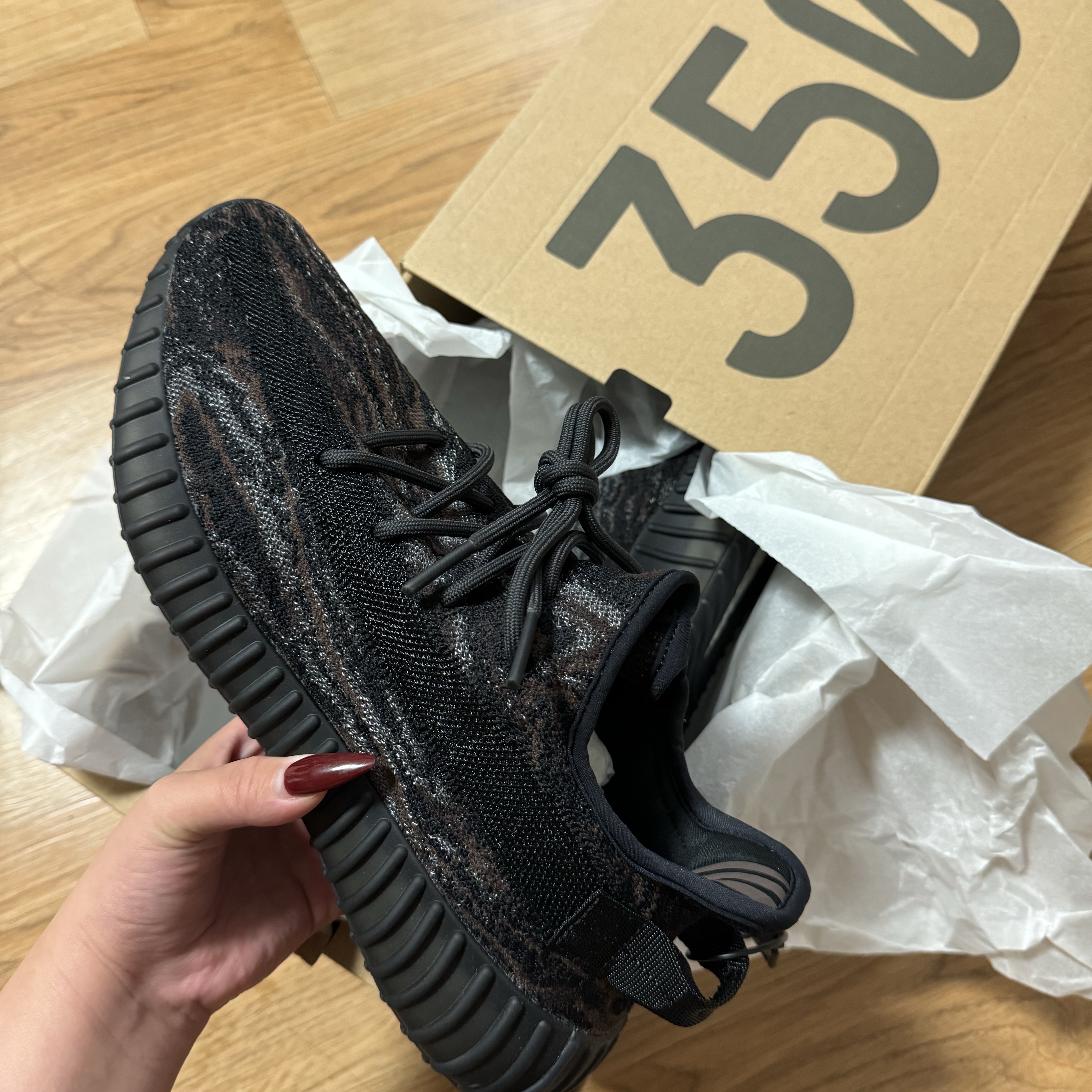 Adidas Yeezy Boost 350 V2 MX Rock 착용 스타일