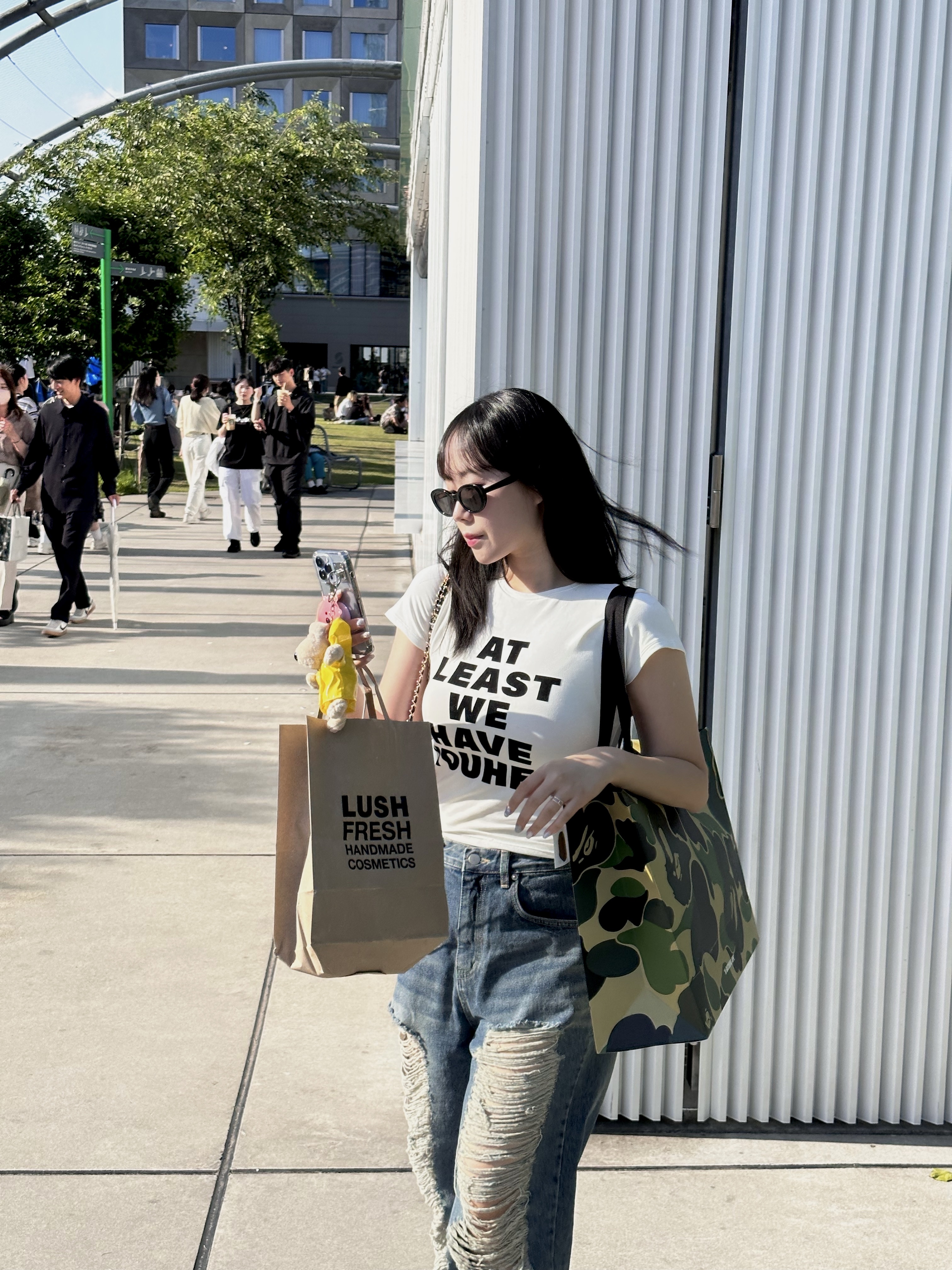 (W) Youhee Lettering T-Shirt White, (W) Rockfishweatherwear Hayden Boots Black 착용 스타일 - 4