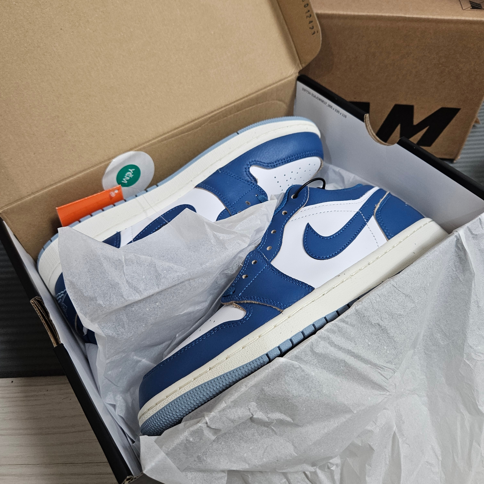 Jordan 1 Low SE White Industrial Blue 착용 스타일