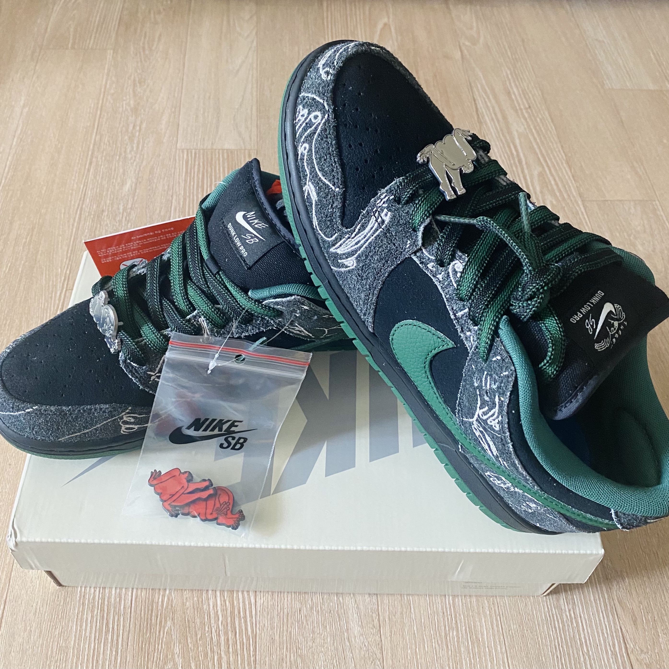 Nike x There SB Dunk Low Pro Anthracite and Gorge Green 착용 스타일