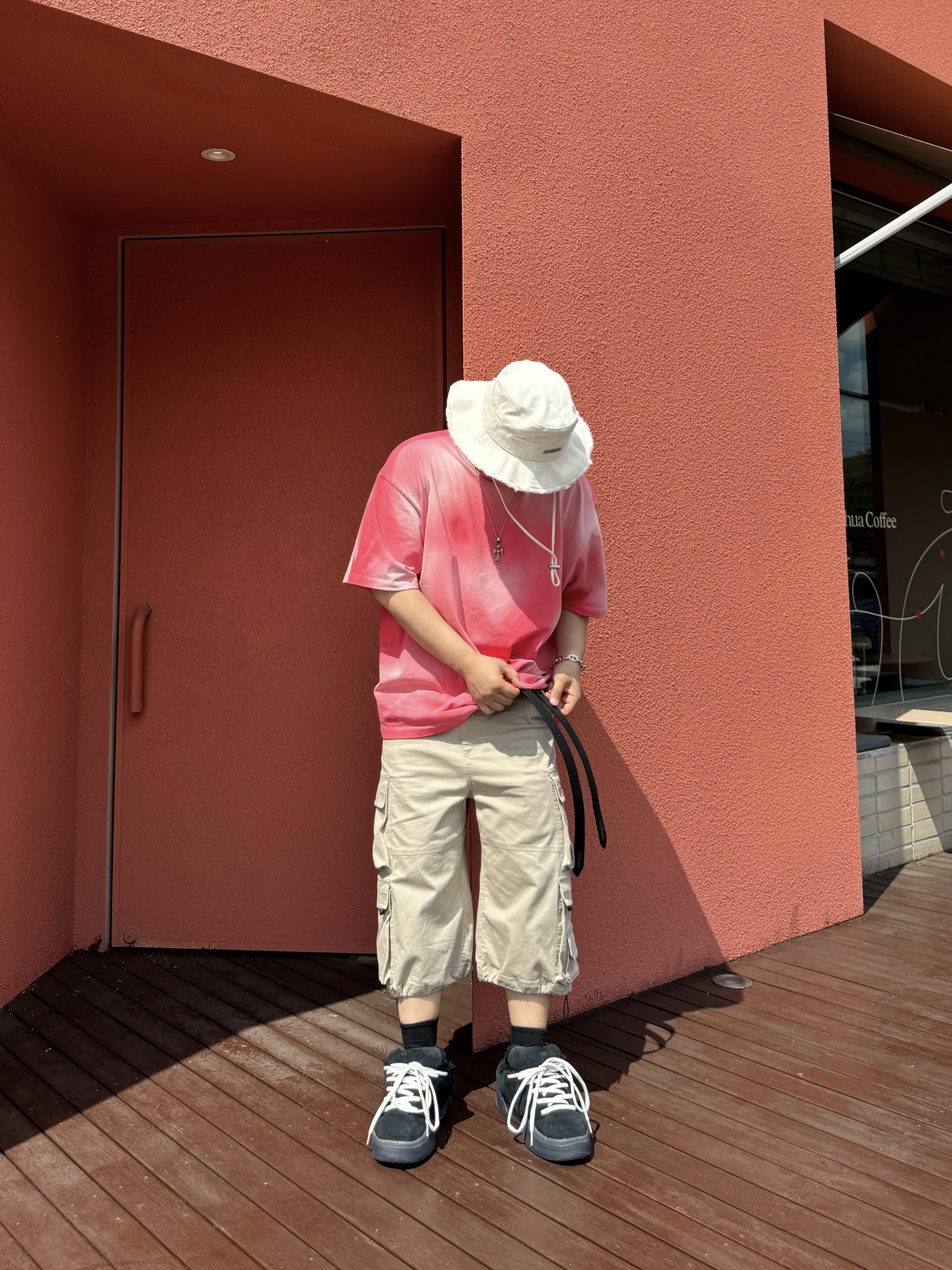 Nonnod Back Detail T-Shirt Deep Pink, Jacquemus Le Bob Artichaut Bucket Hat Off White 착용 스타일 - 3