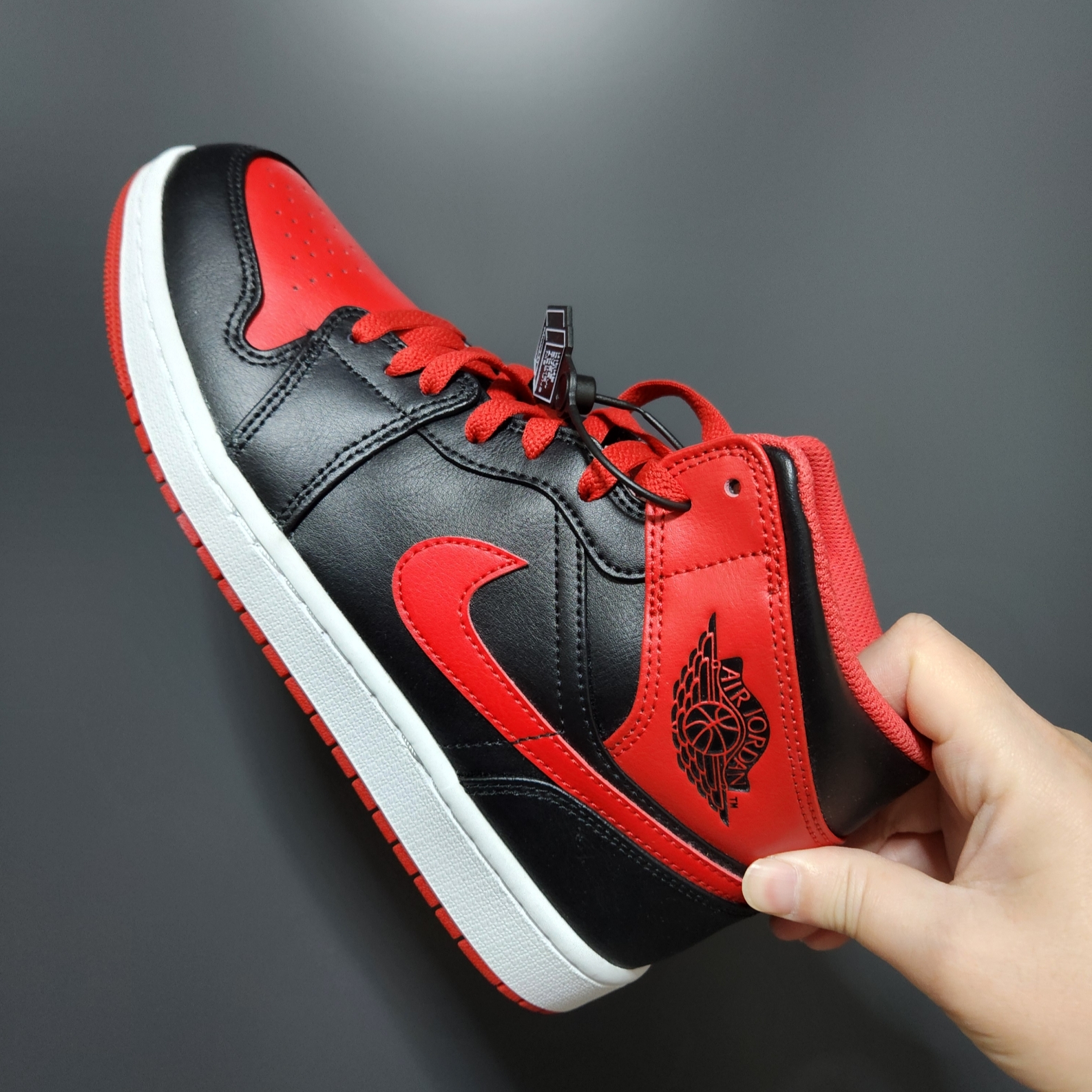 Jordan 1 Mid Black Fire Red 착용 스타일