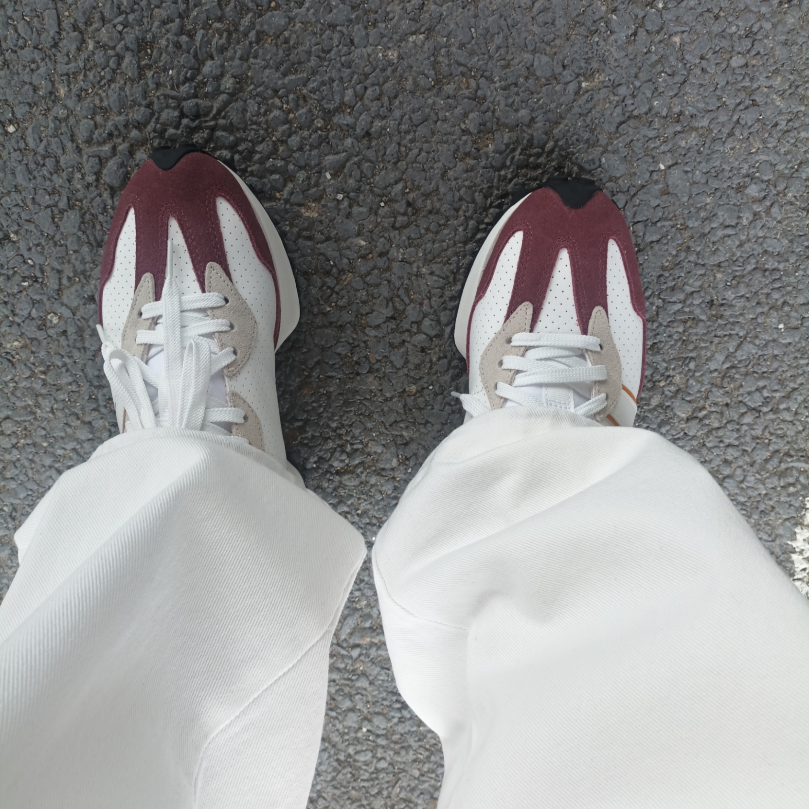 New Balance 327 White Burgundy 착용 스타일 - 3