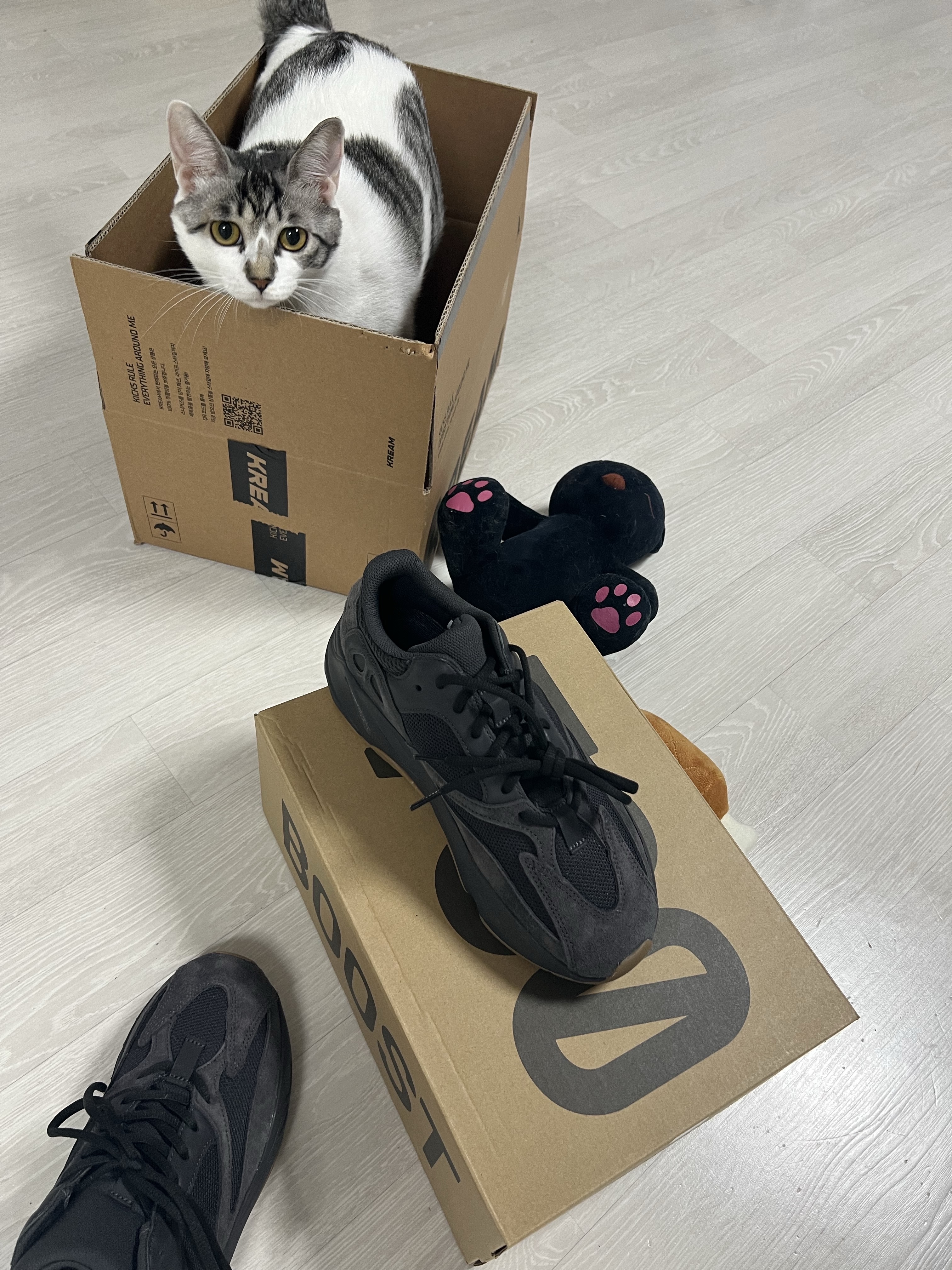 Adidas Yeezy Boost 700 Utility Black 2023 착용 스타일 - 1