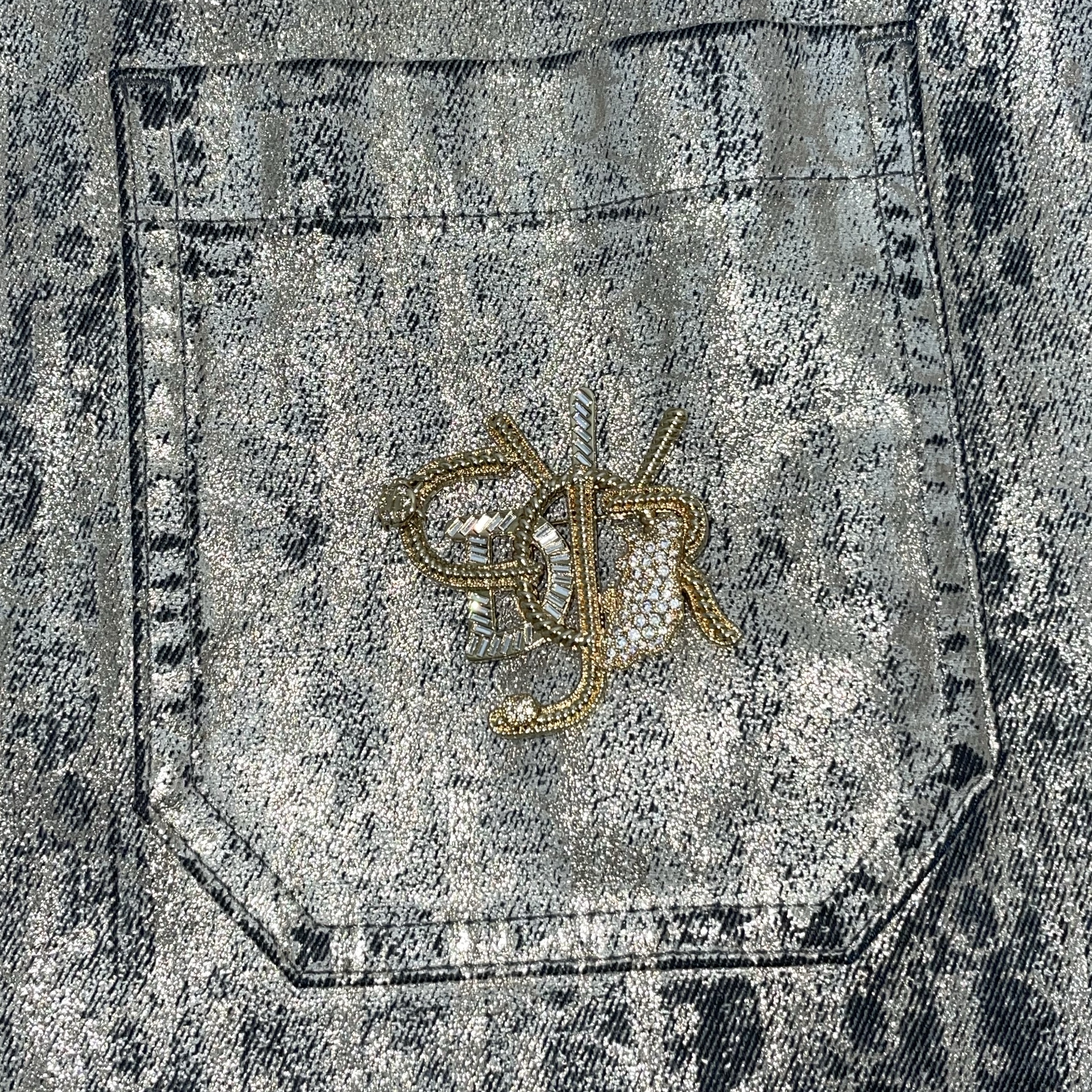 Dior x Cactus Jack Brooch Gold Finish Brass & White Crystals, Dior Oblique Cotton Blend Twill Overshirt Grey Gold 착용 스타일