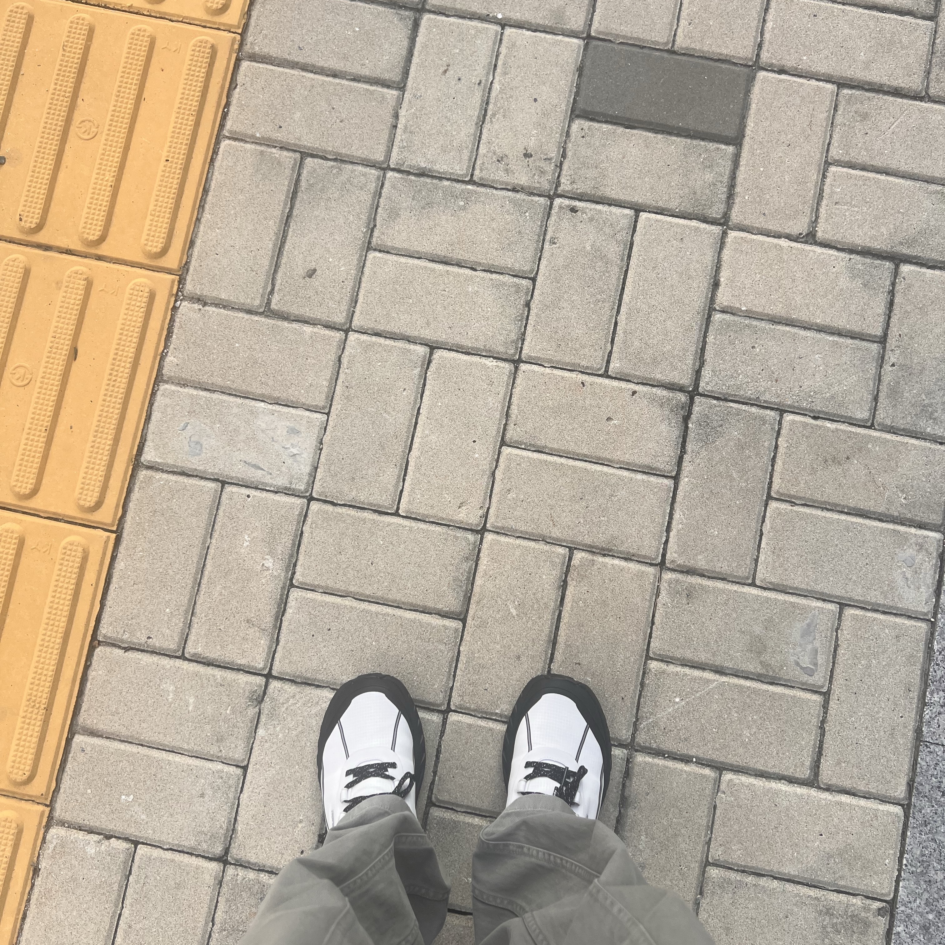 Norda 002 Alpine White 착용 스타일