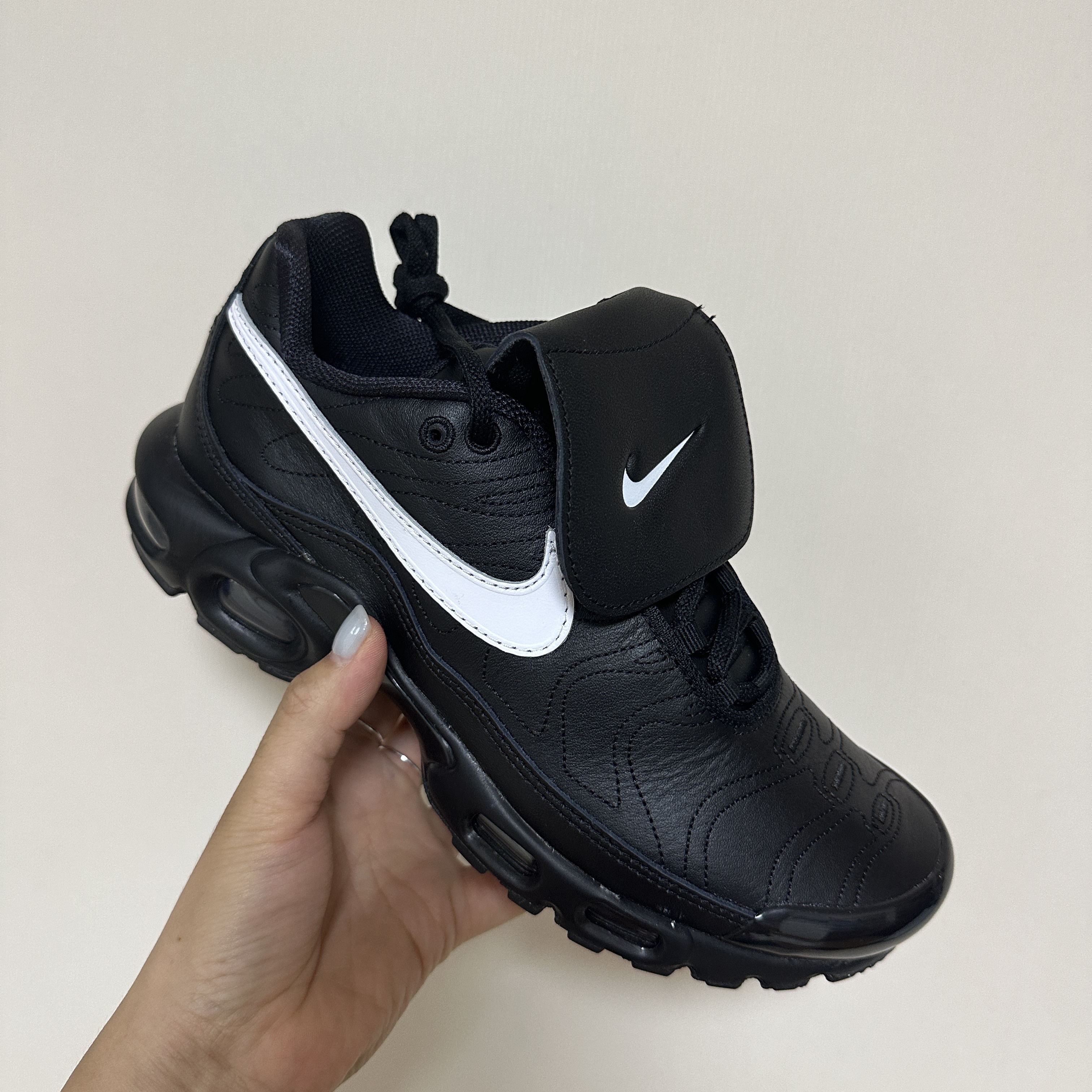 (W) Nike Air Max Plus TNPO Black, Nike x Stussy Benassi Slide Off Noir 착용 스타일 - 1