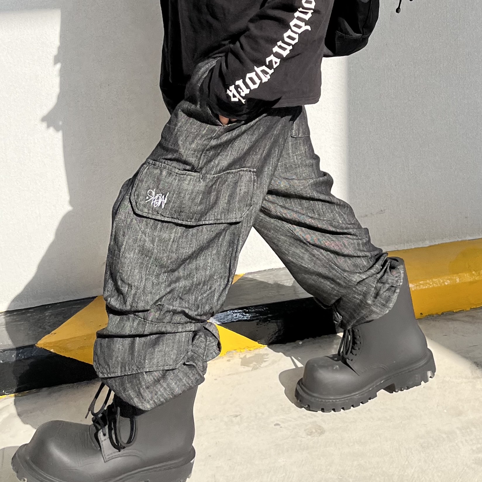 Balenciaga XL Army Boots Full Eva Black 착용 스타일 - 5