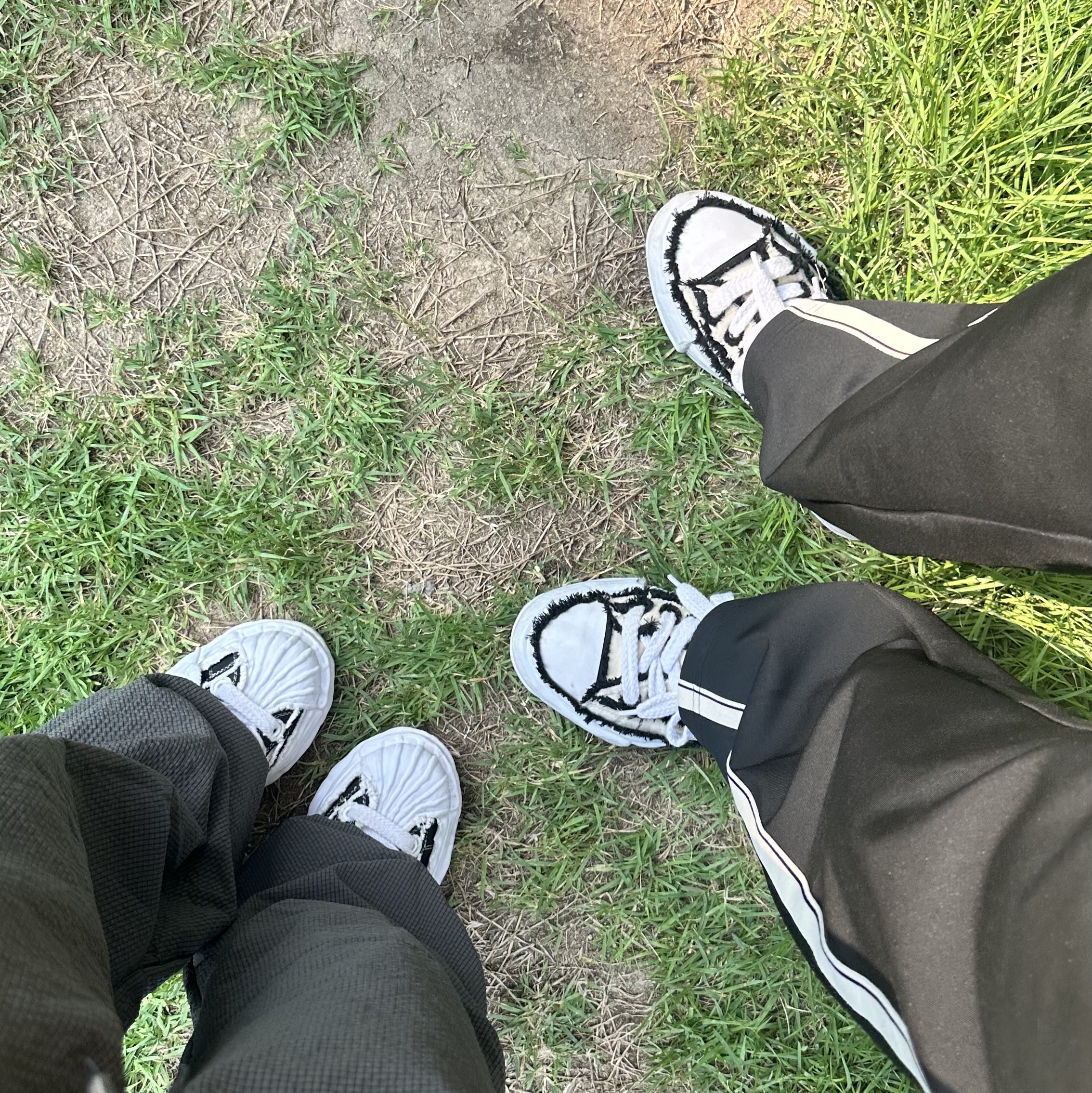 Maison Mihara Yasuhiro Blakey OG Sole OH Canvas Low-top Sneakers Black, Maison Mihara Yasuhiro Peterson OG Sole OH Canvas Low-top Sneakers White 착용 스타일