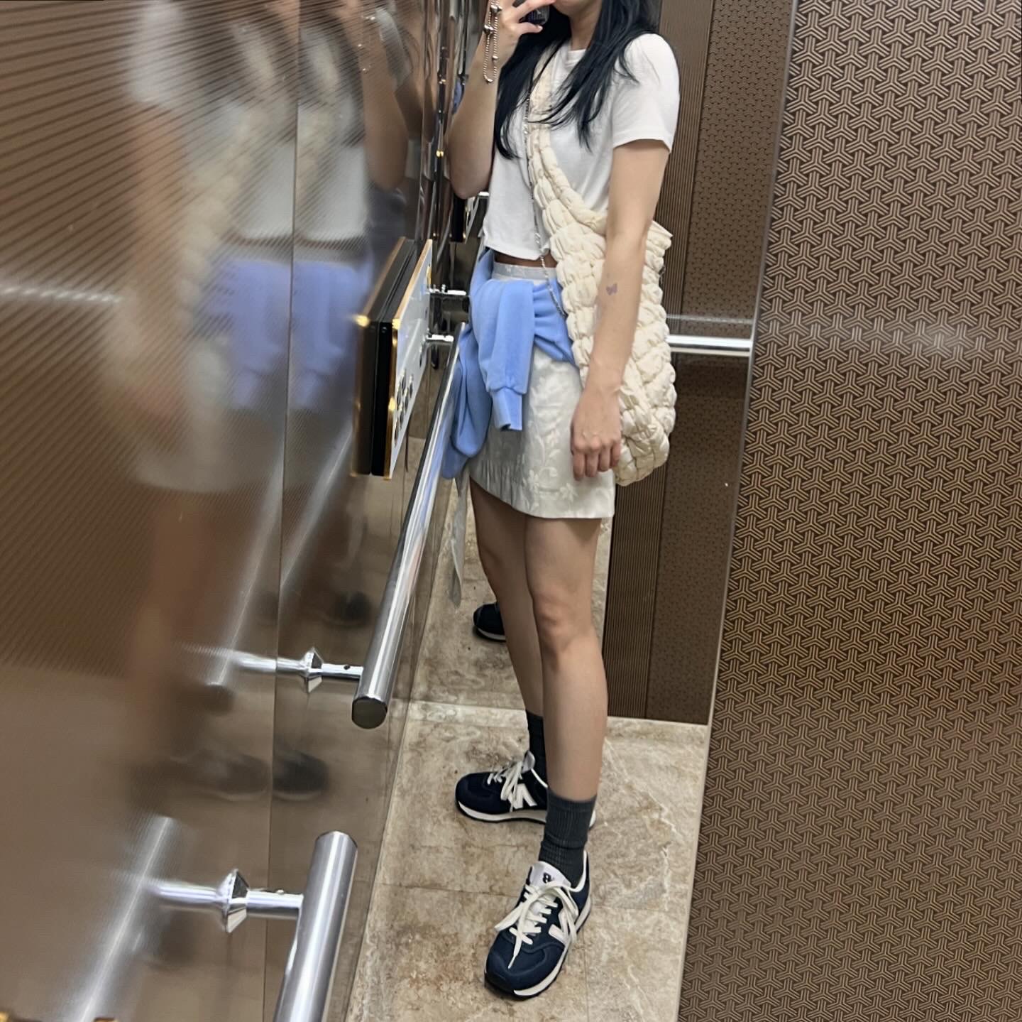 New Balance x Pottery 574 Premium Hard Navy, COS Quilted Oversized Shoulder Bag Off White Light Beige 착용 스타일
