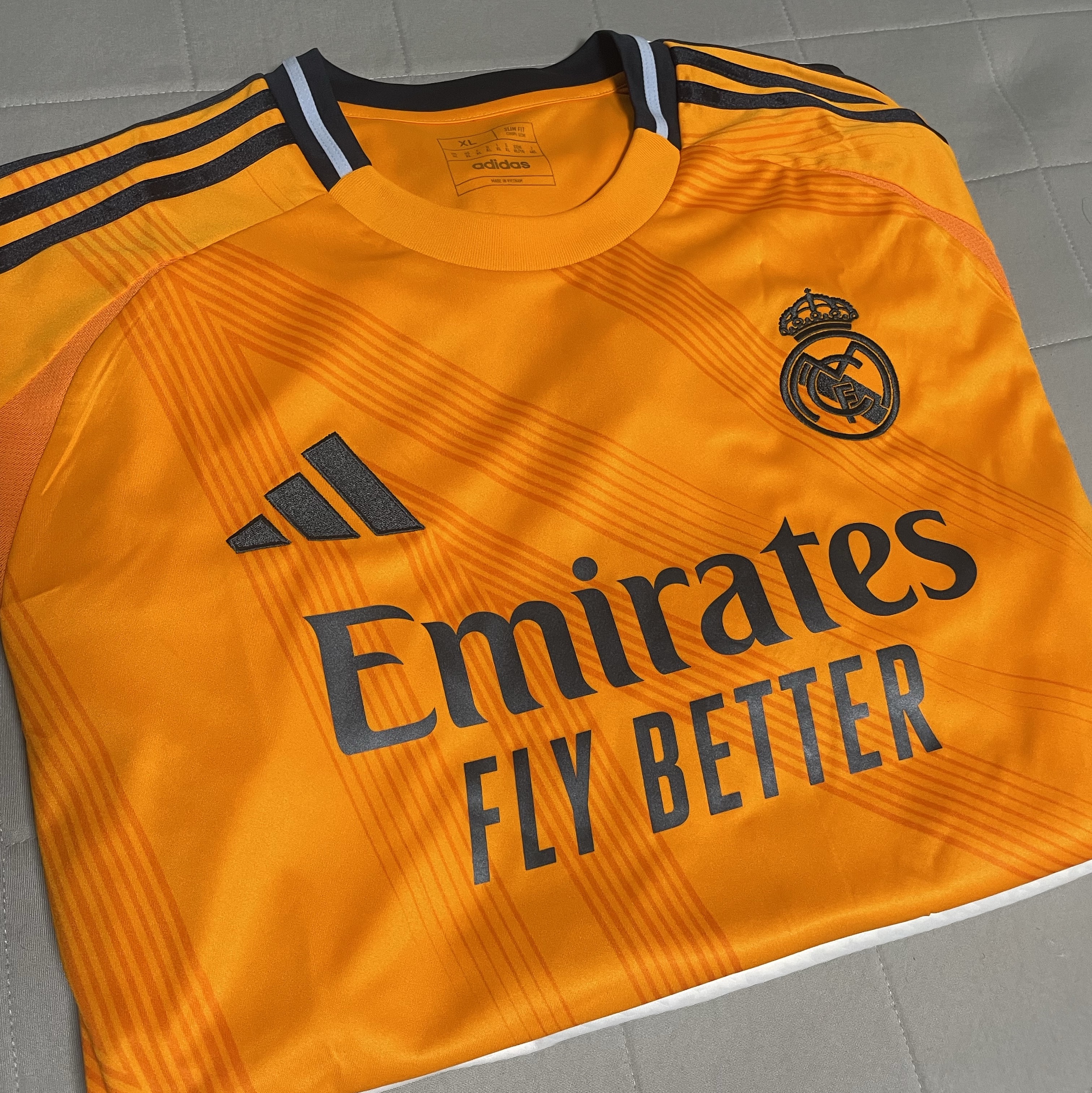 Adidas Real Madrid 2024/25 Home Authentic Long Sleeve Jersey White - KR Sizing (Non Marking Ver.), Adidas Real Madrid 2024/25 Away Jersey Crew Orange - US Sizing (Non Marking Ver.) 착용 스타일 - 2