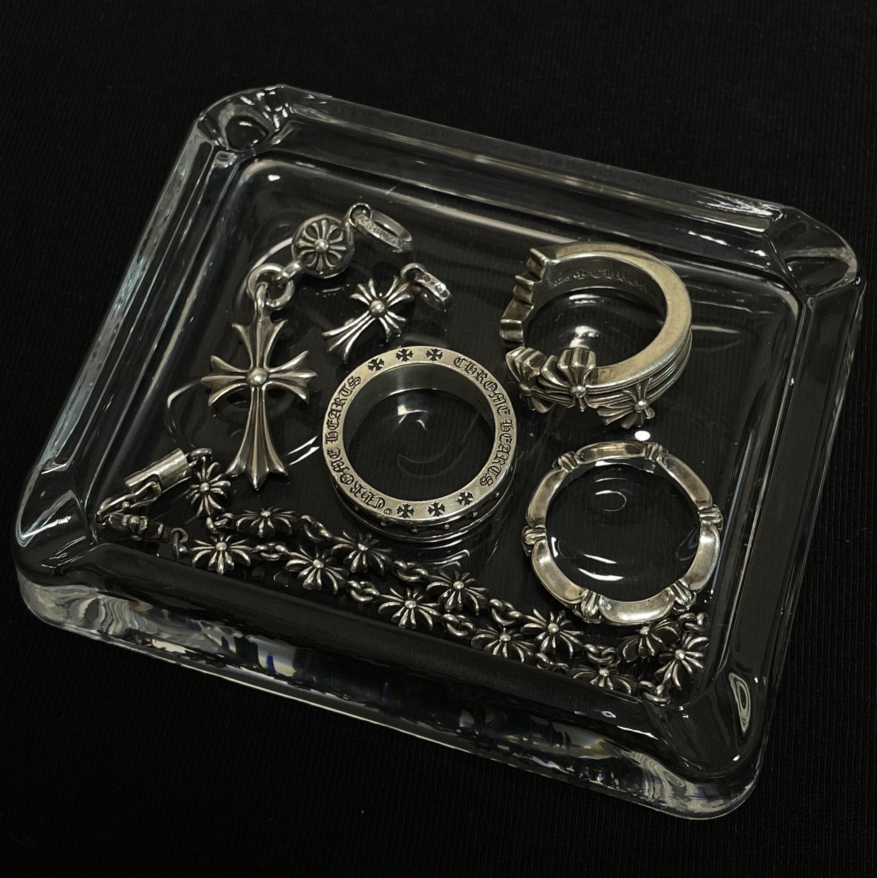 Supreme Debossed Glass Ashtray Clear - 20SS, Hansroom Chrome Hearts One Ball Tiny Cross Charm 착용 스타일