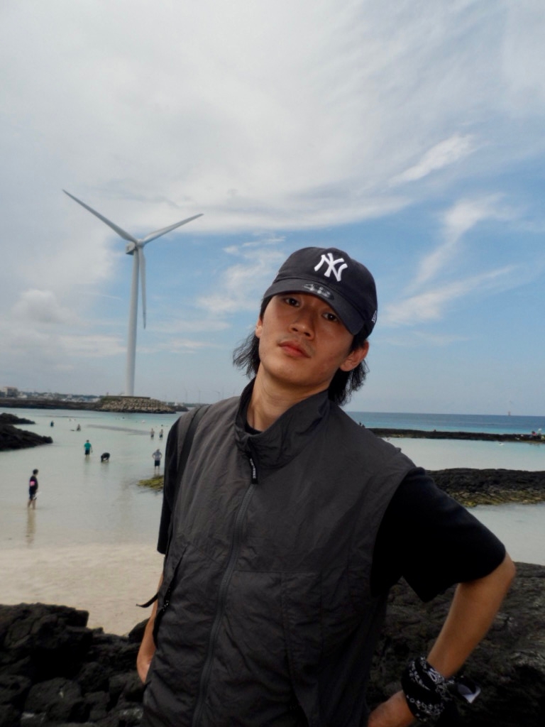 New Era x MoMA New York Yankees Cap Navy, Supreme Hav-A-Hank Bandanas Multicolor (Set of 3) - 24SS 착용 스타일 - 1