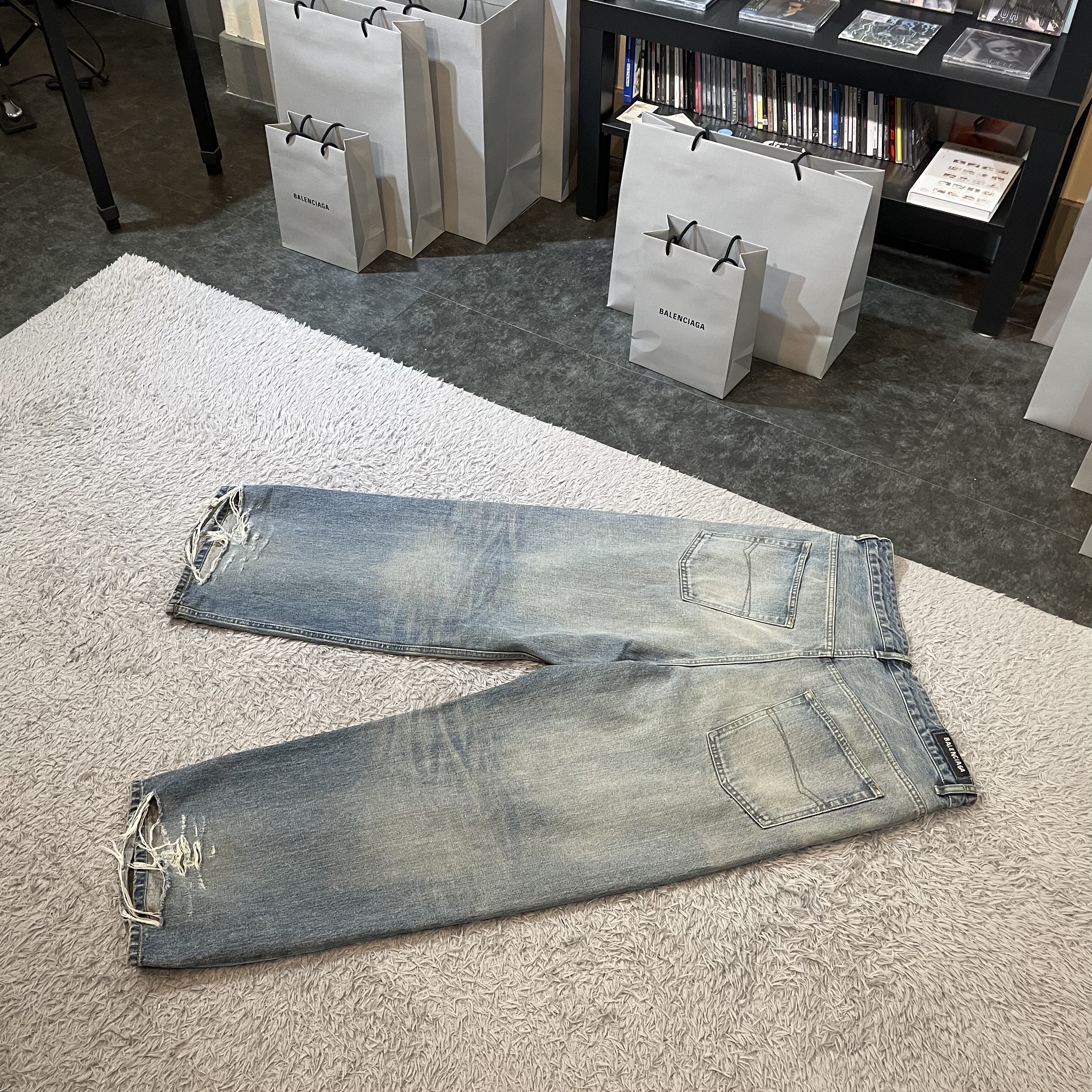 Balenciaga Oversized Baggy Pants Light Blue, Balenciaga Cargo Sneakers White Grey 착용 스타일 - 2