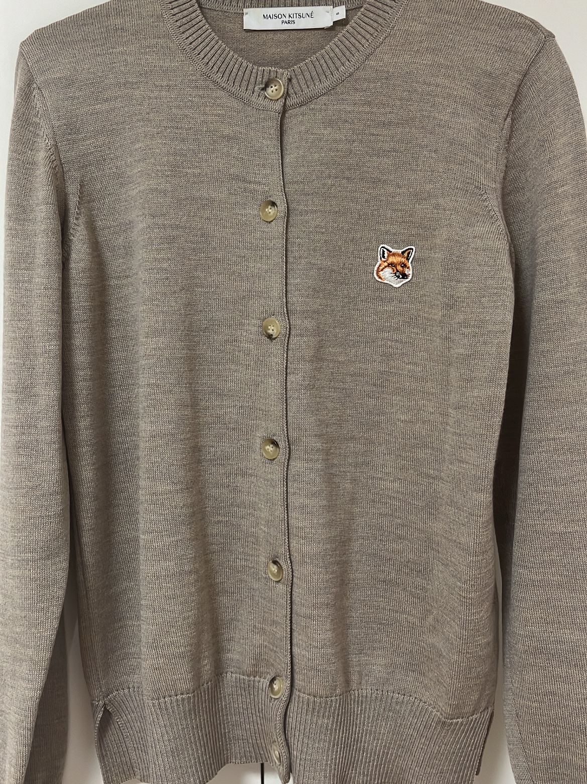 (W) Maison Kitsune Fox Head Patch Adjusted R-Neck Cardigan Beige Melange 착용 스타일