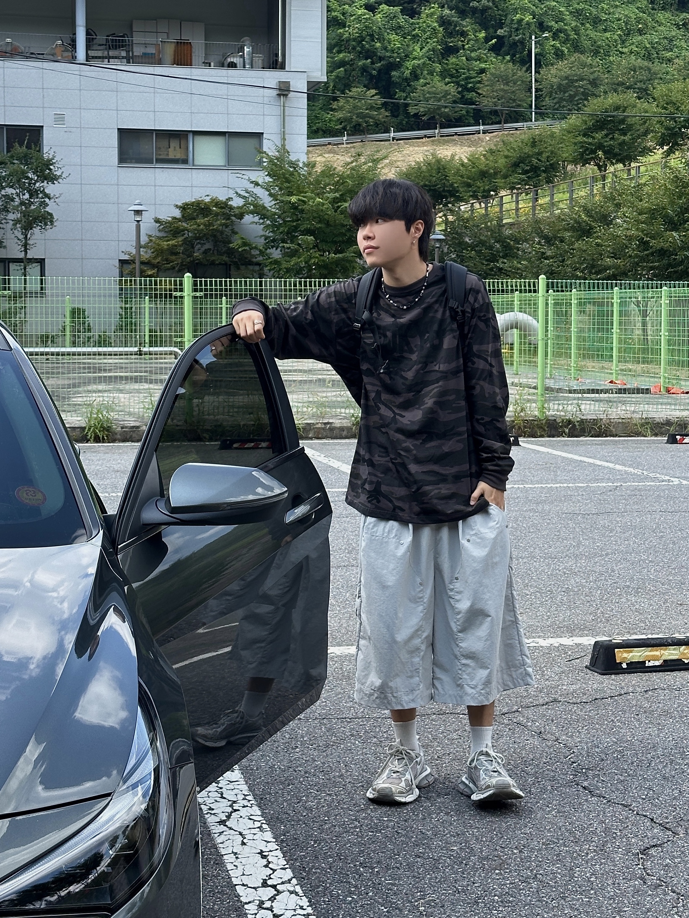 Balenciaga 3XL Sneakers Light Beige 착용 스타일 - 2