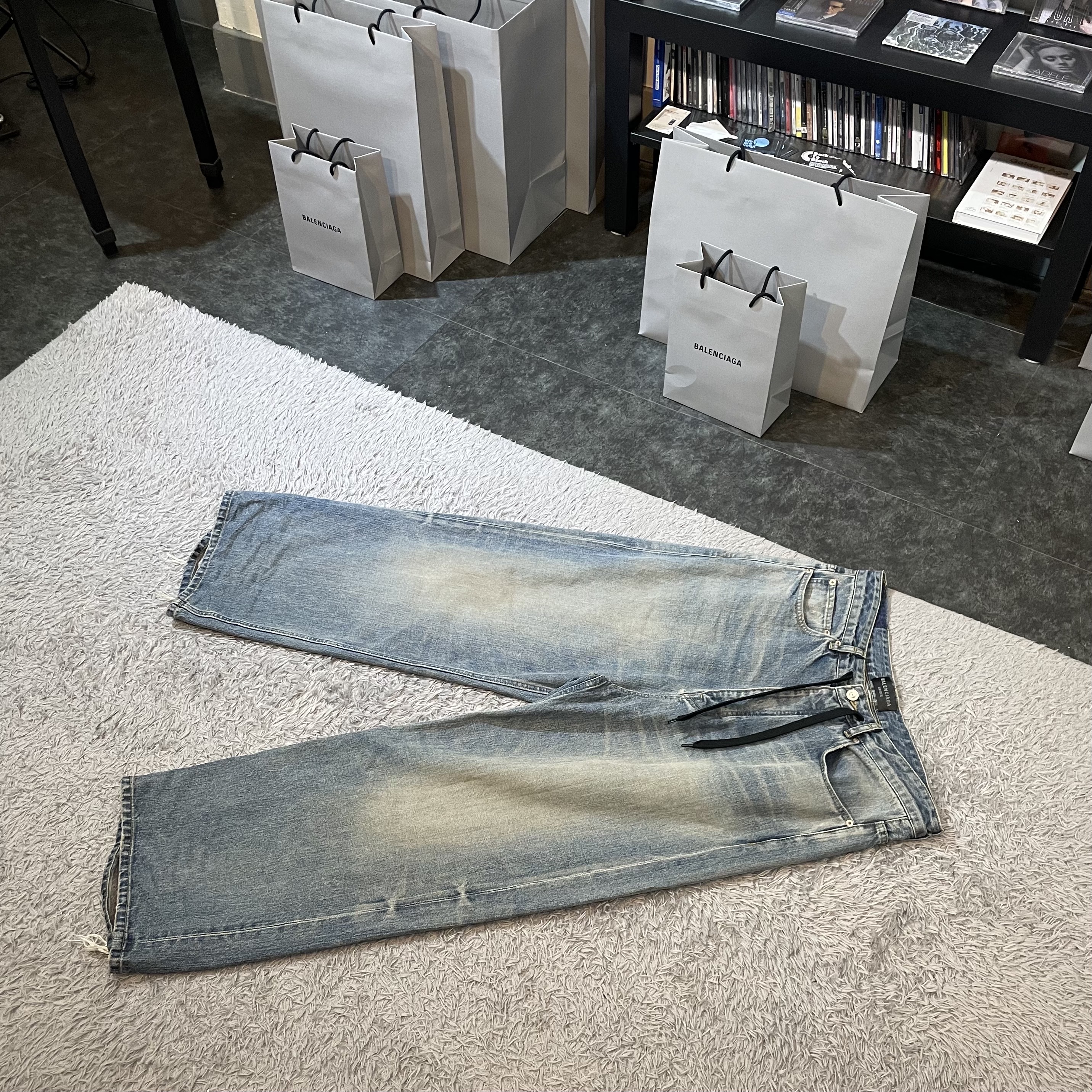Balenciaga Oversized Baggy Pants Light Blue, Balenciaga Cargo Sneakers White Grey 착용 스타일 - 1
