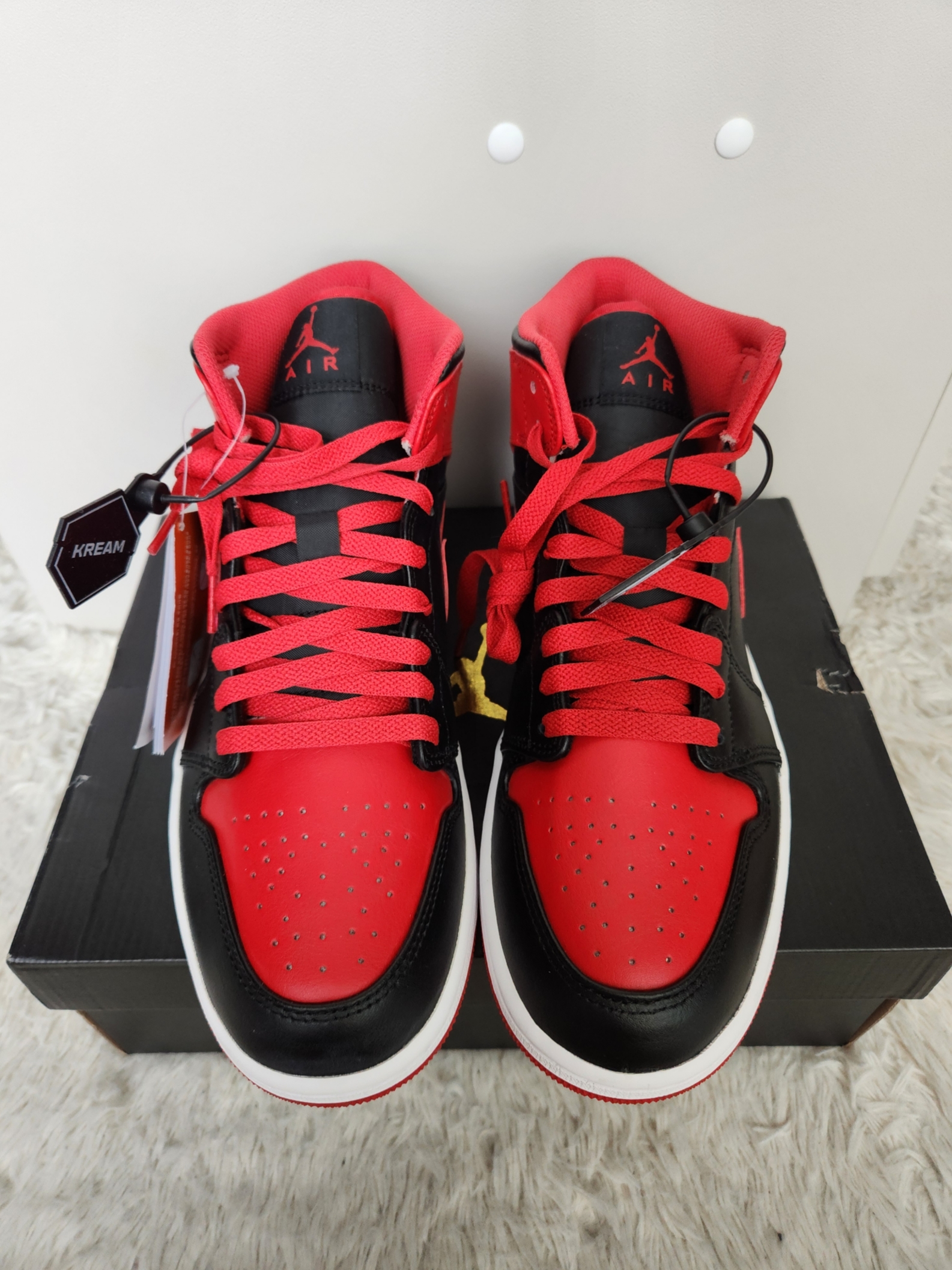 Jordan 1 Mid Black Fire Red 착용 스타일