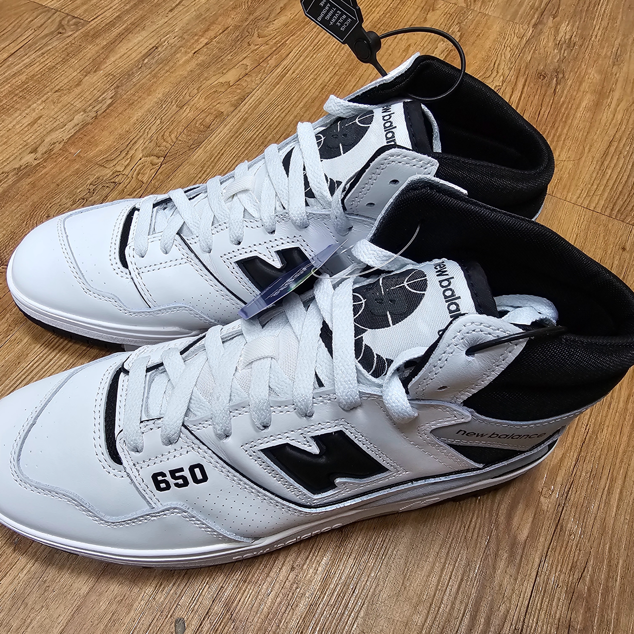 New Balance 650R White Black Grey 착용 스타일 - 1