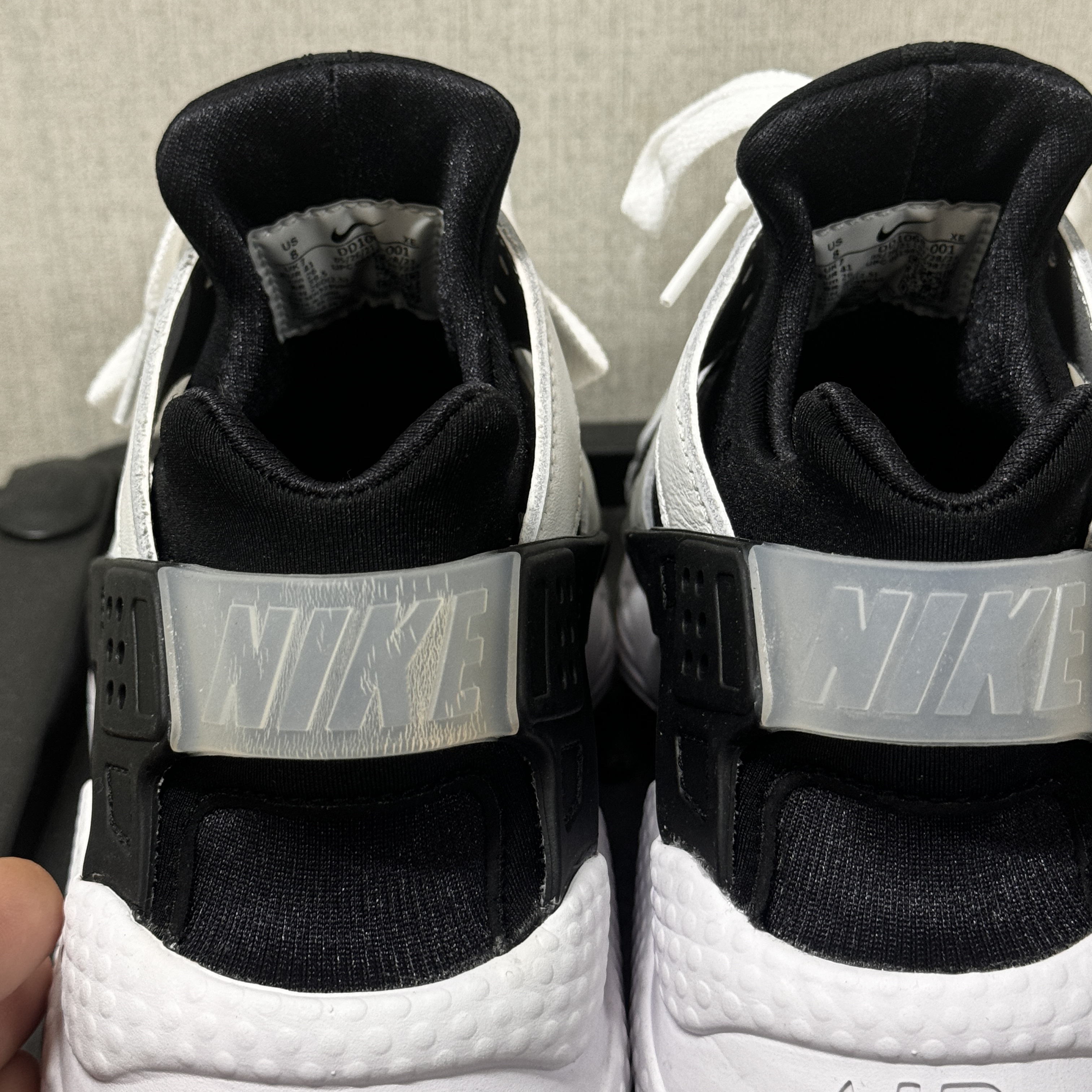 Nike Air Huarache Black and White 착용 스타일 - 3