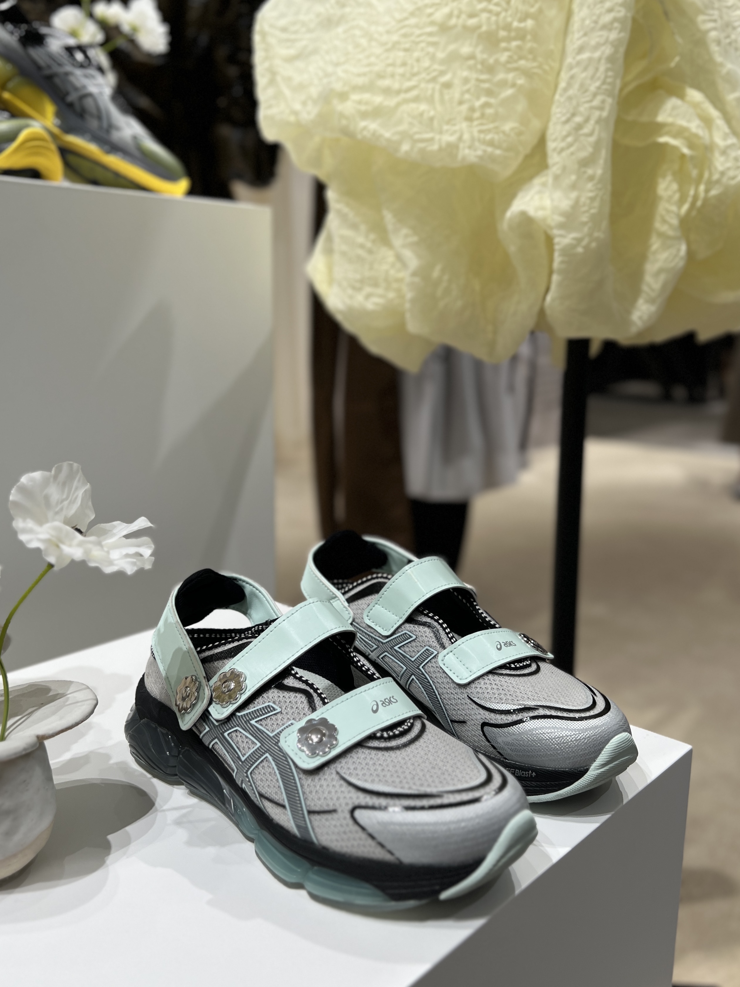 Asics x Cecilie Bahnsen Gel-Quantum 360 VIII Grey Yellow, Asics x Cecilie Bahnsen Gel-Quantum 360 VIII Silver Mint 착용 스타일 - 2