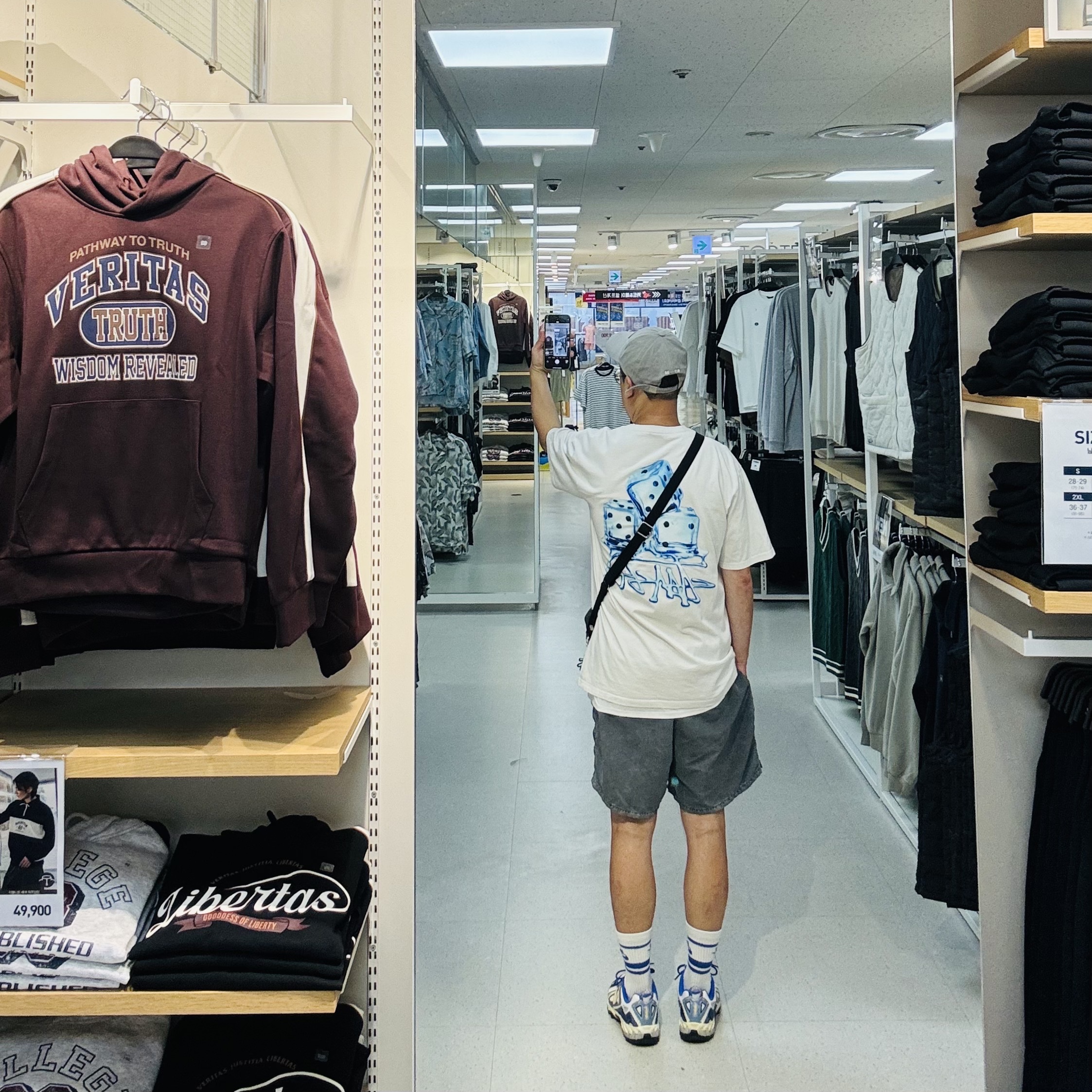 Emis Wappen Ball Cap Gray, Stussy Melted T-Shirt White 착용 스타일 - 2
