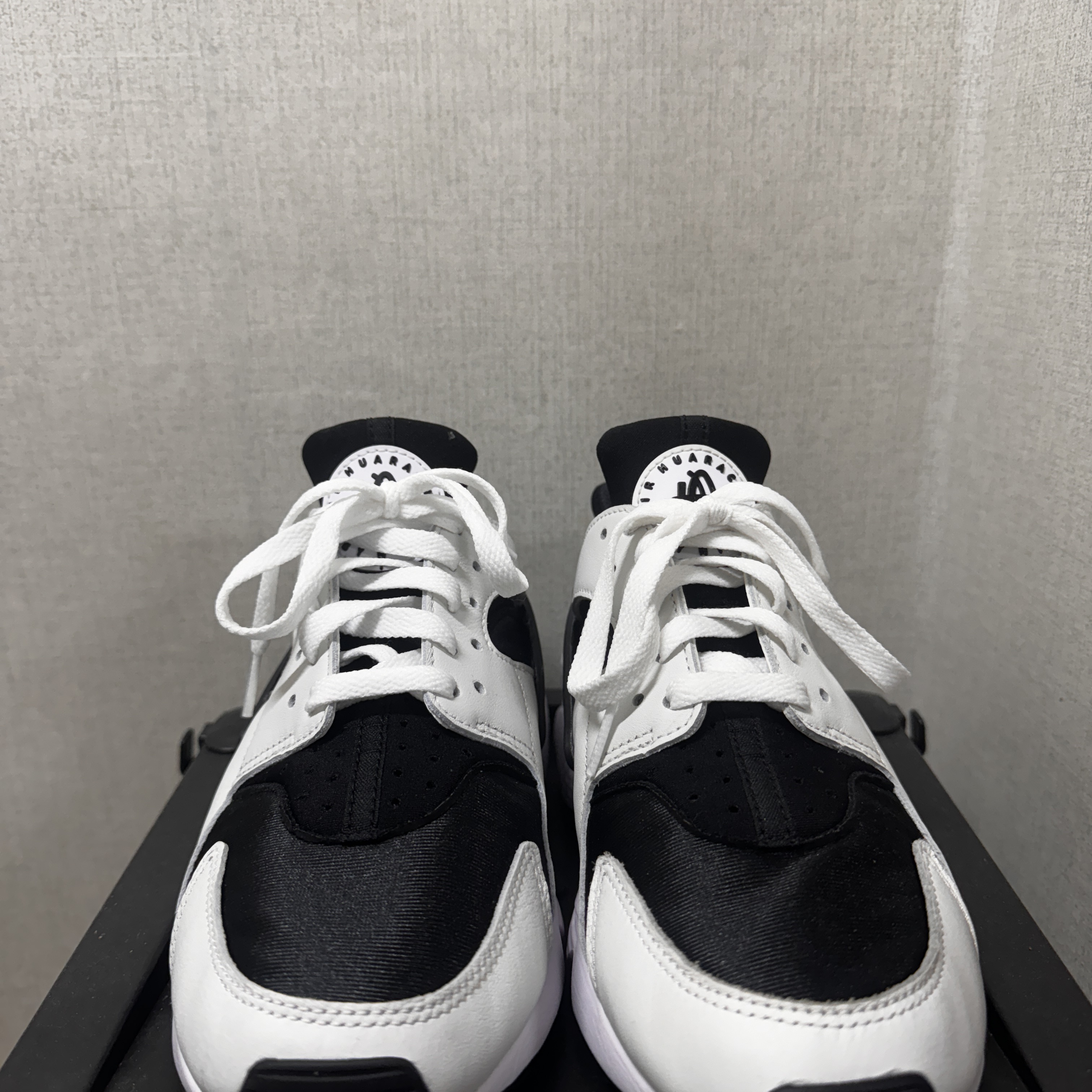 Nike Air Huarache Black and White 착용 스타일 - 1