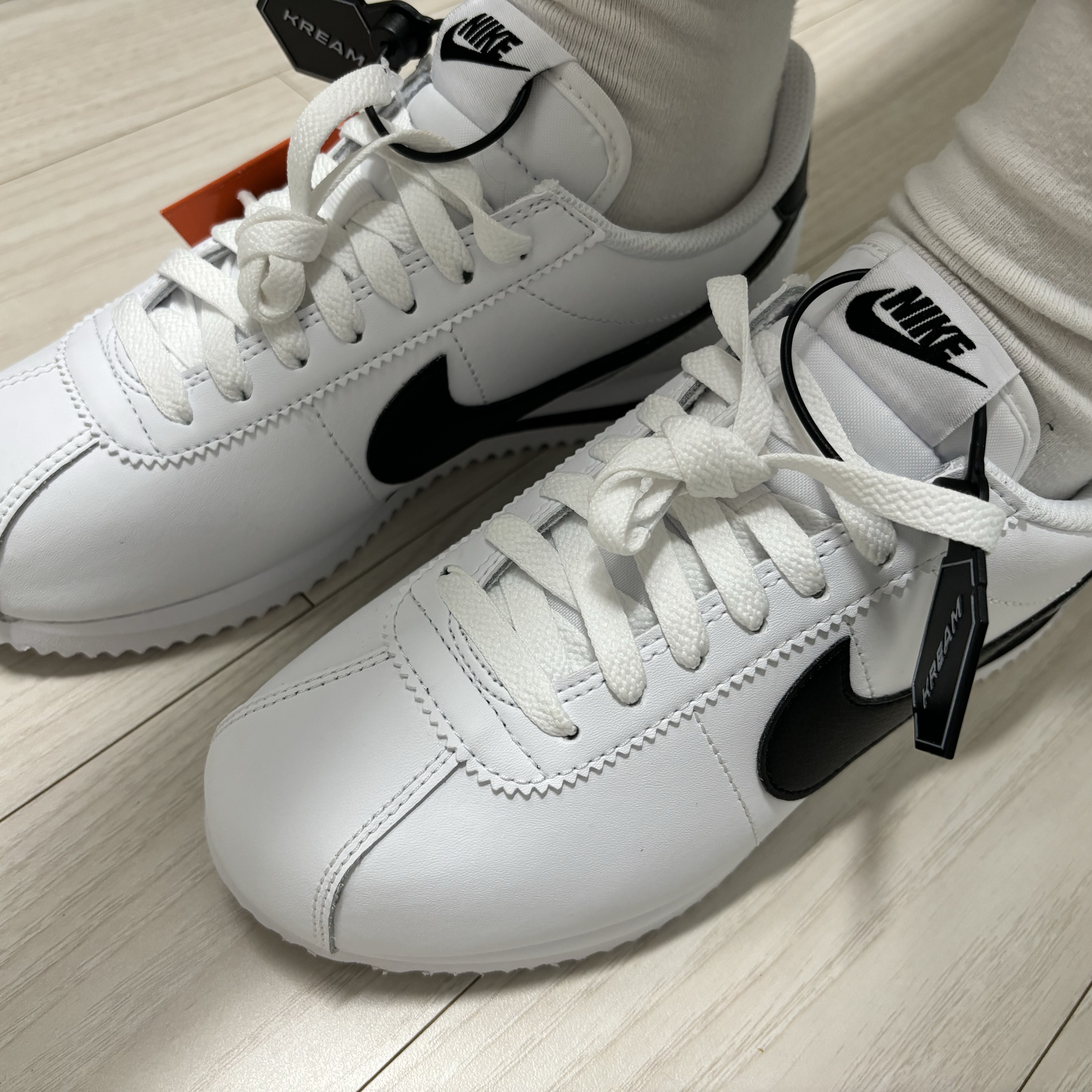 (W) Nike Cortez Leather White Black 착용 스타일