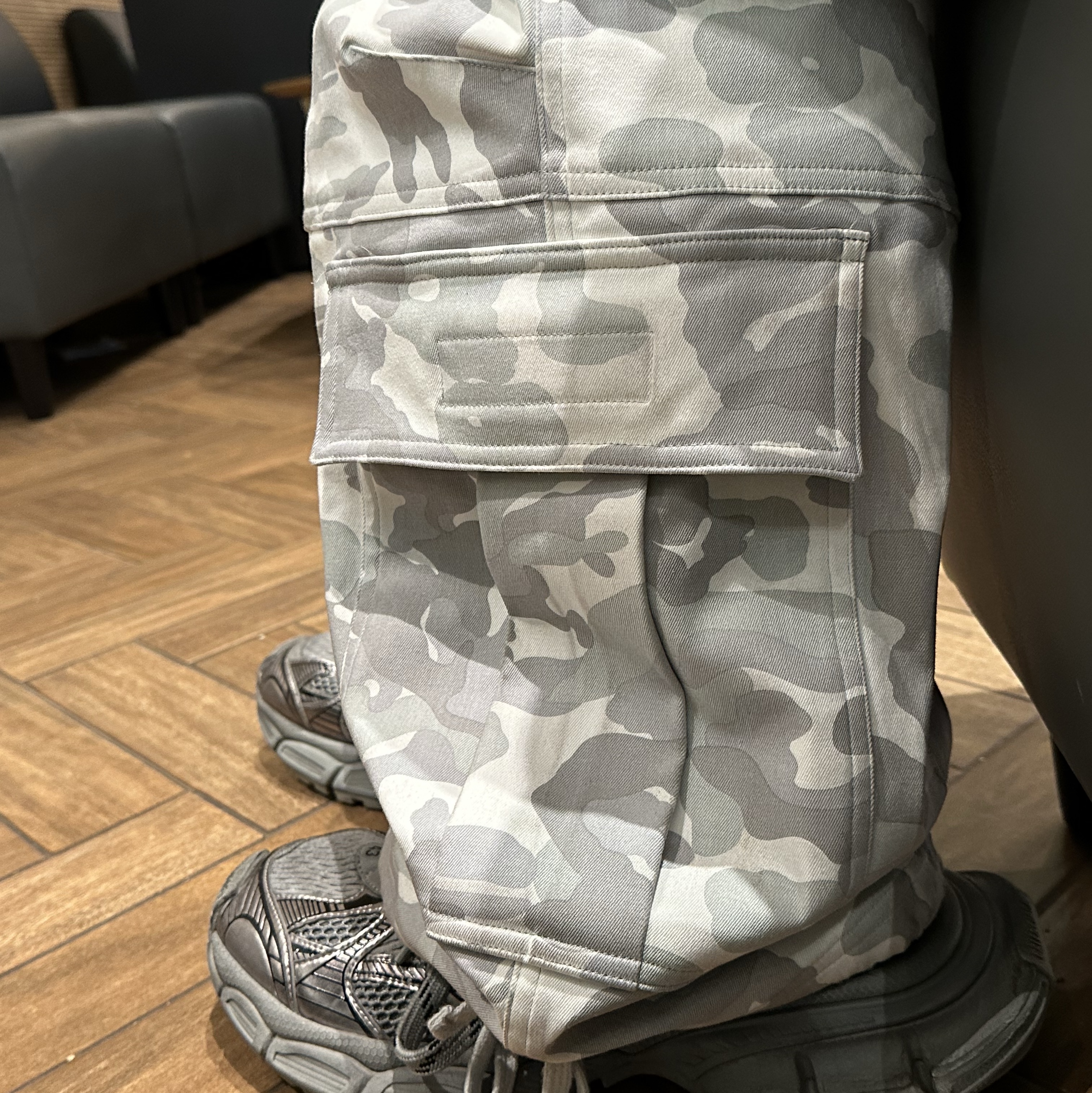 Farfromwhat Far Camo Cargo Pants White 착용 스타일 - 2