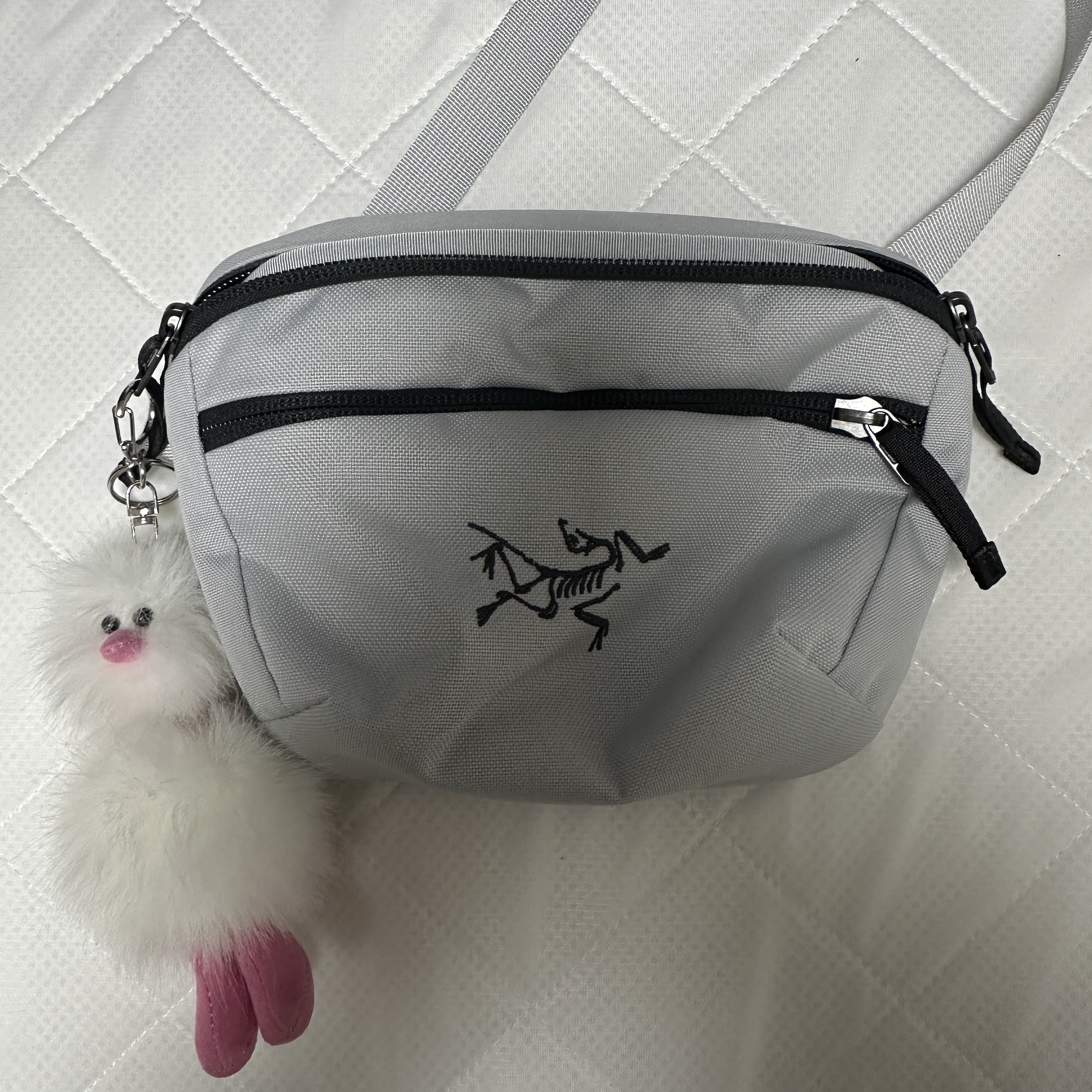 Arc'teryx Mantis 1 Waistpack Solitude Graphite 착용 스타일
