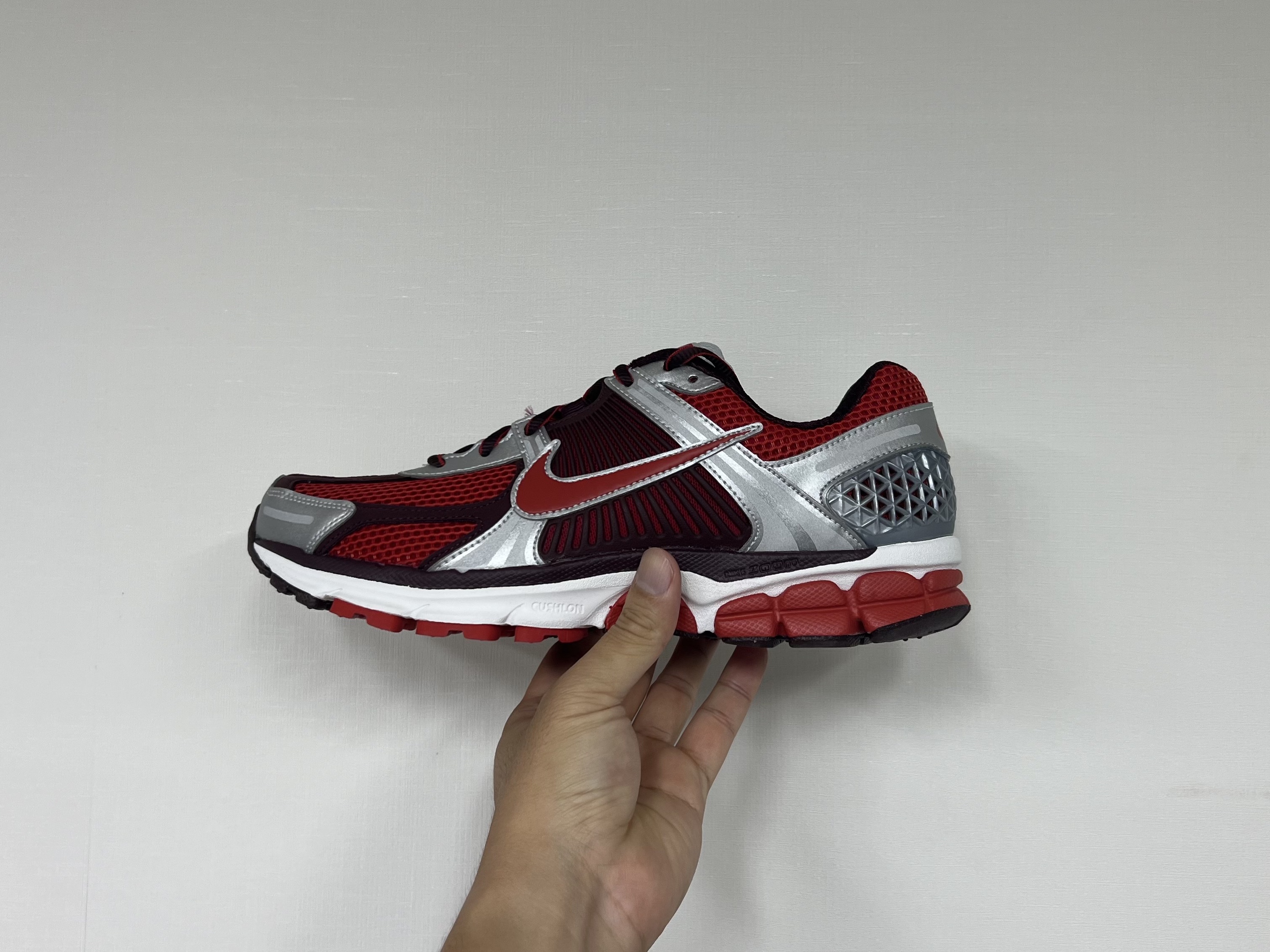 (W) Nike Zoom Vomero 5 Mystic Red and Platinum 착용 스타일