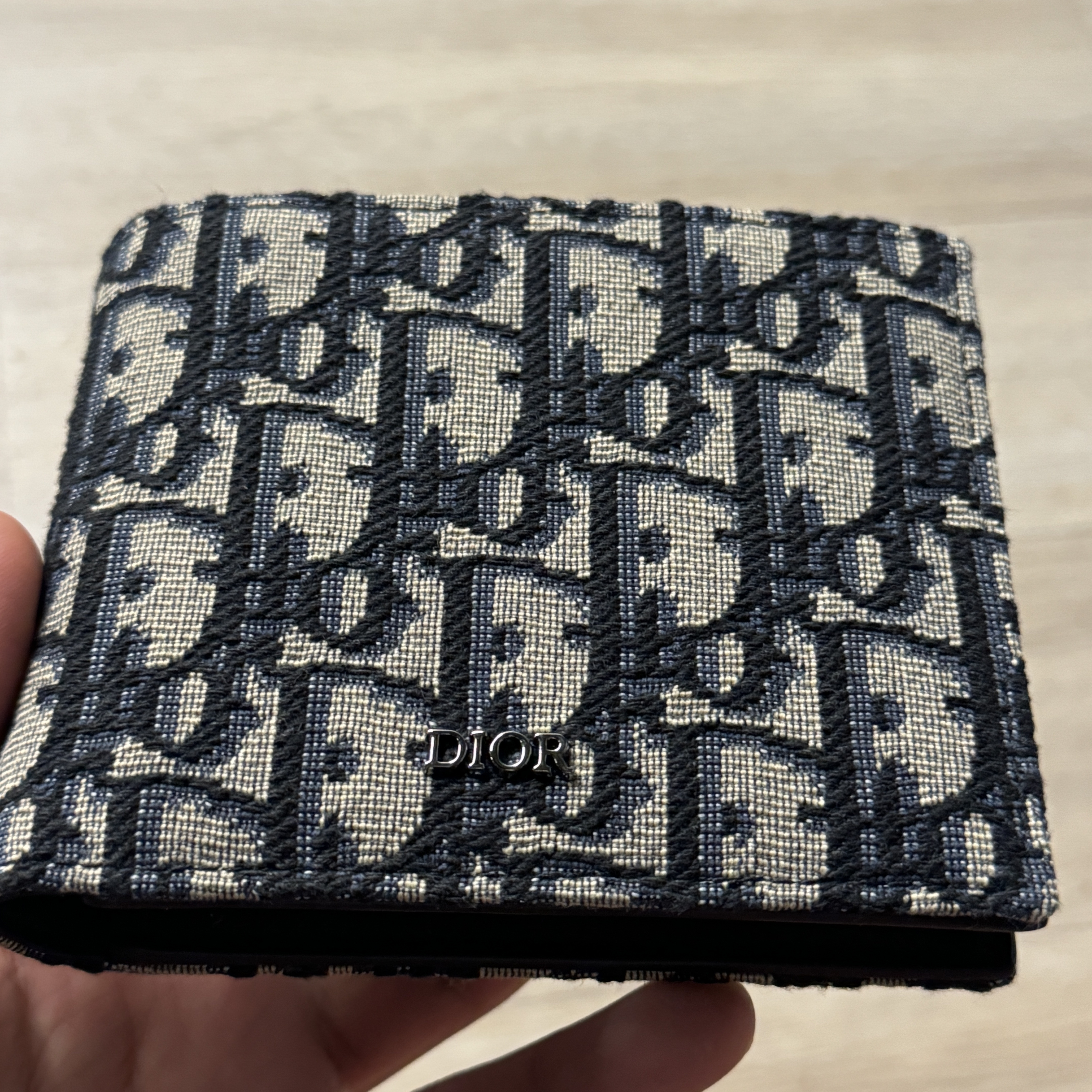 Dior Compact Wallet Beige & Black Dior Oblique Jacquard 착용 스타일 - 3