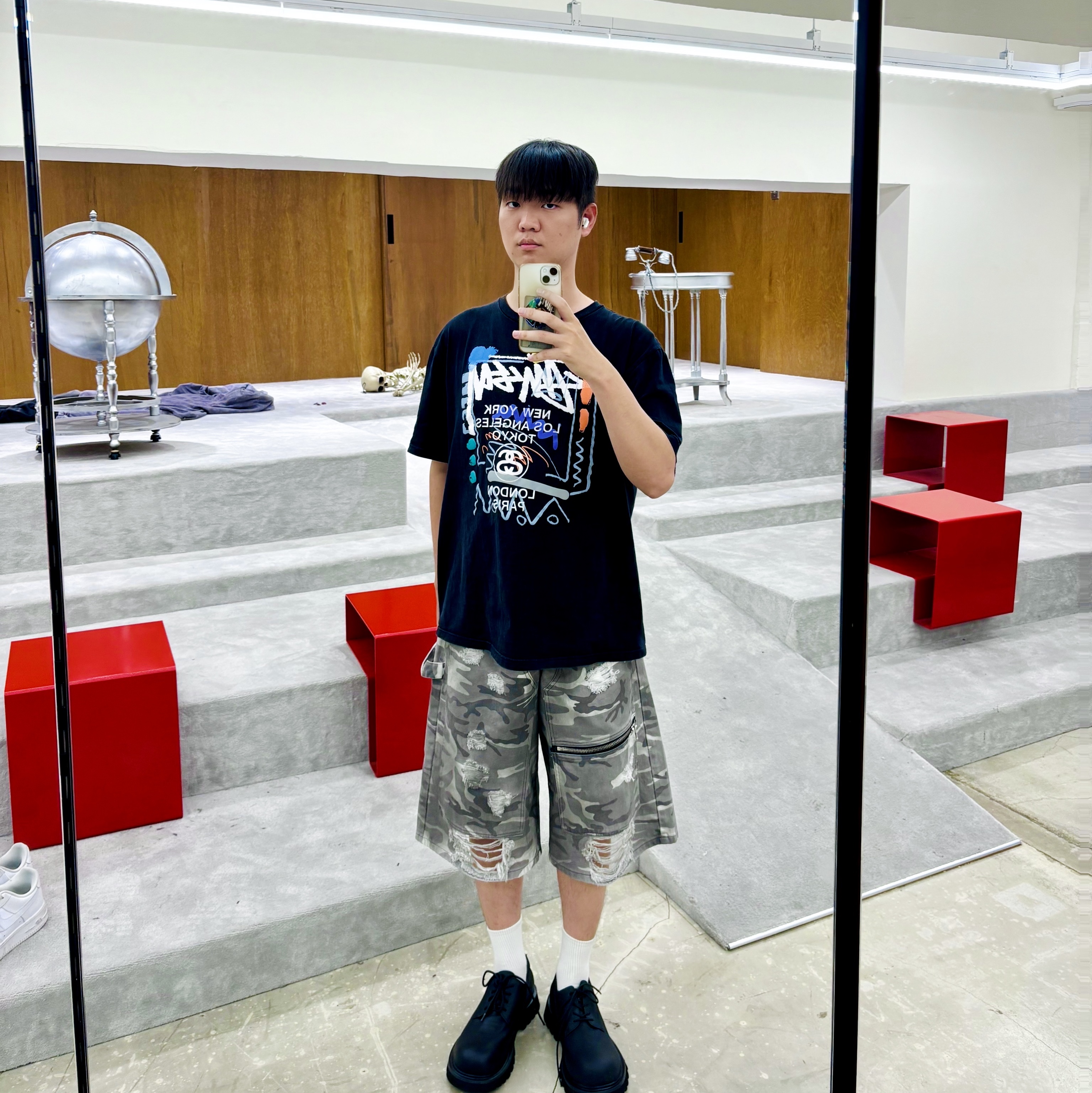 Apple iPhone 15 256GB Blue (Korean Ver.), Stussy World Tour T-Shirt Black 착용 스타일 - 1