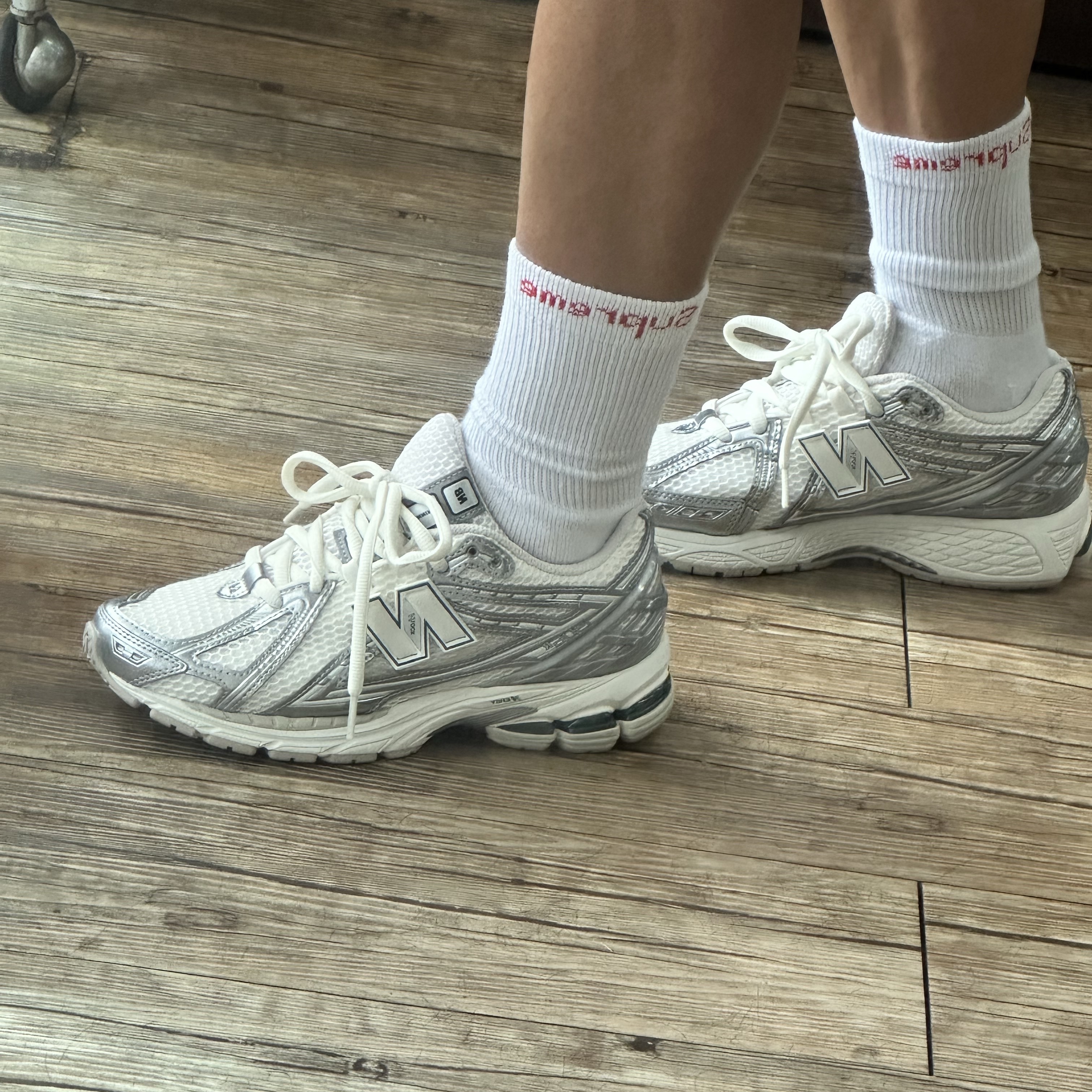 New Balance 1906R Silver Metallic Sea Salt, Supreme Hanes Crew Socks White (4 Pack) 착용 스타일
