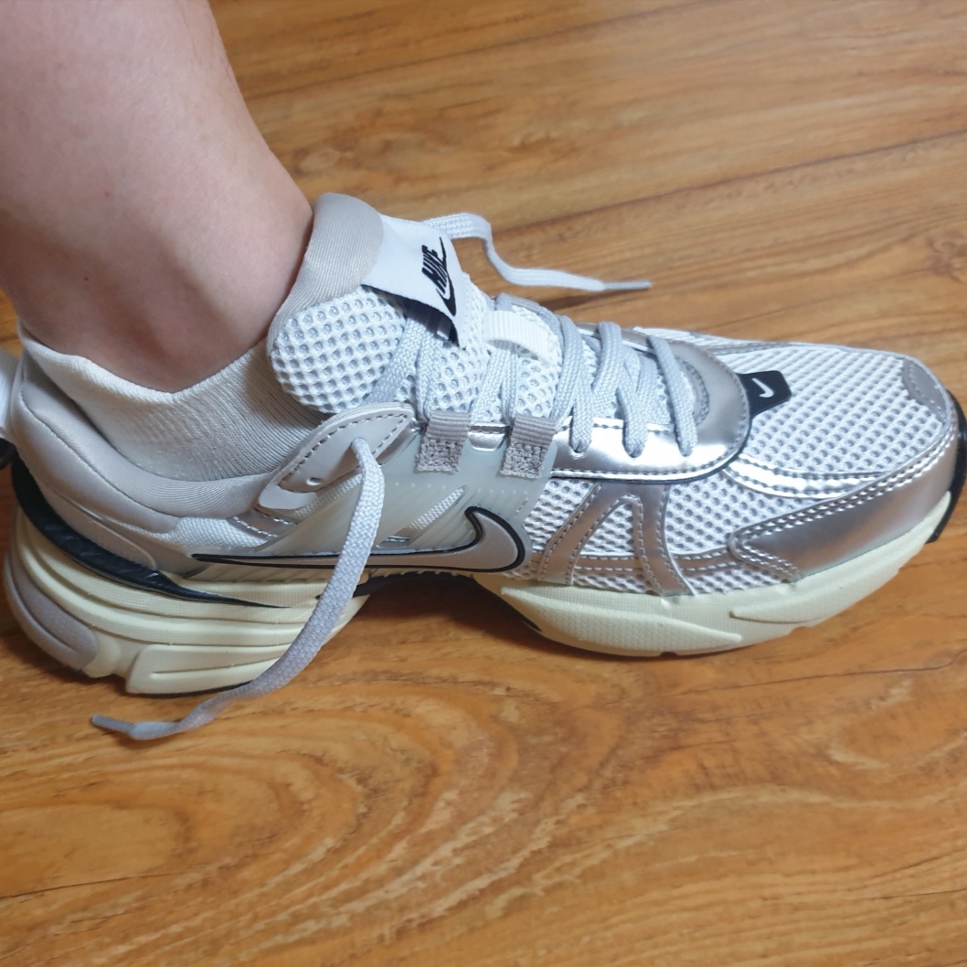 Nike V2K Run Summit White Metallic Silver 착용 스타일