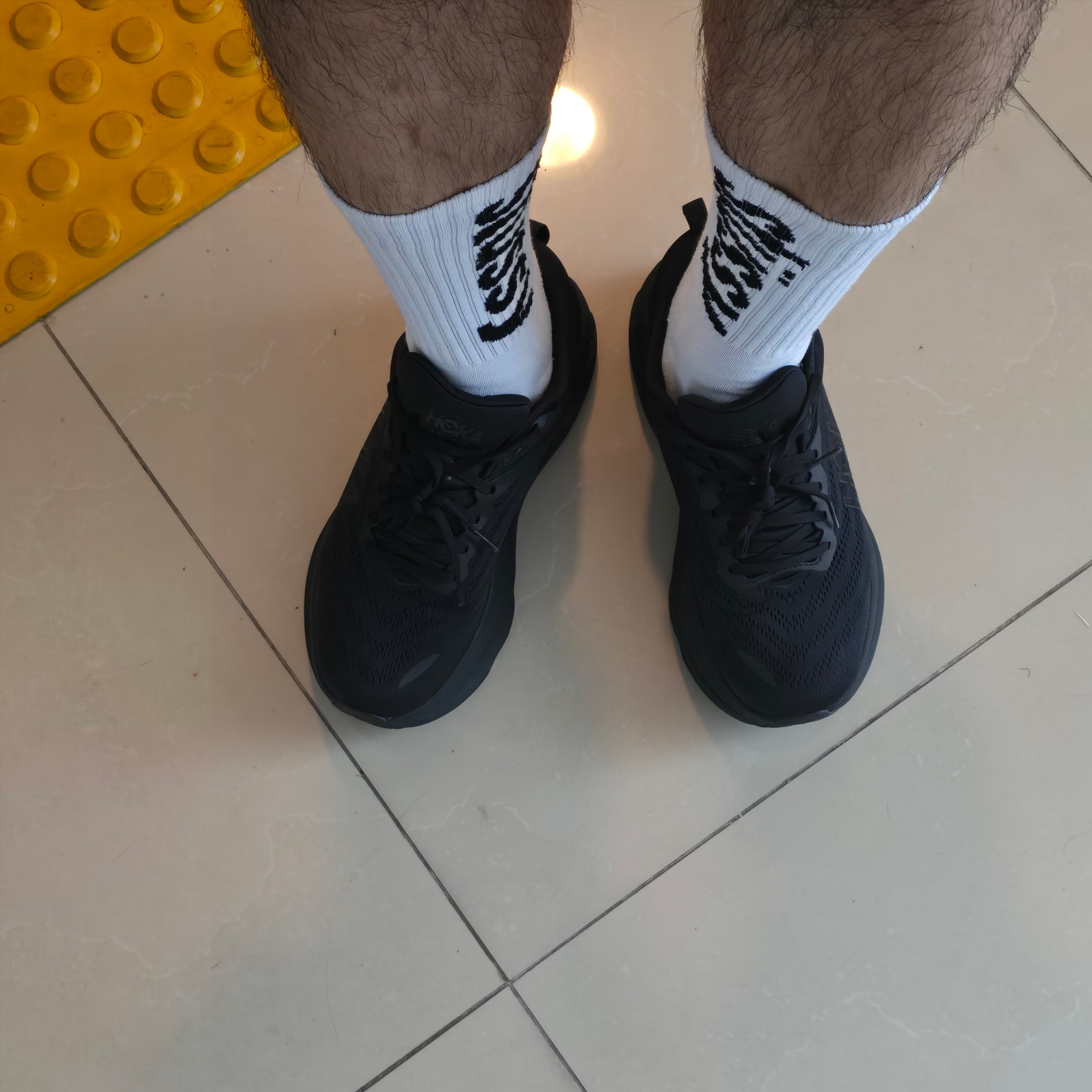 Hoka Bondi 8 Black - Wide 착용 스타일 - 2