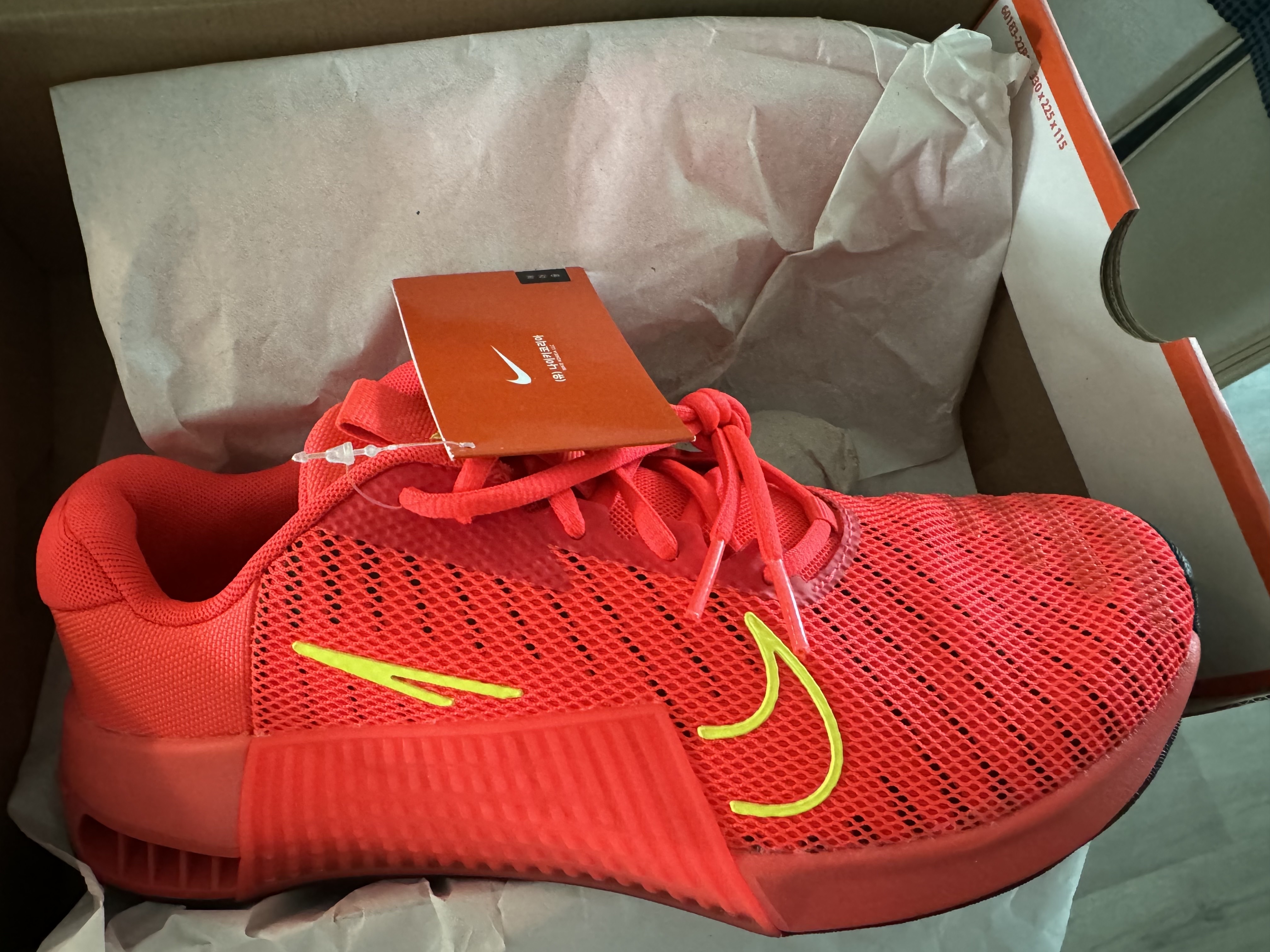 Nike Metcon 9 Bright Crimson Black Volt 착용 스타일 - 1