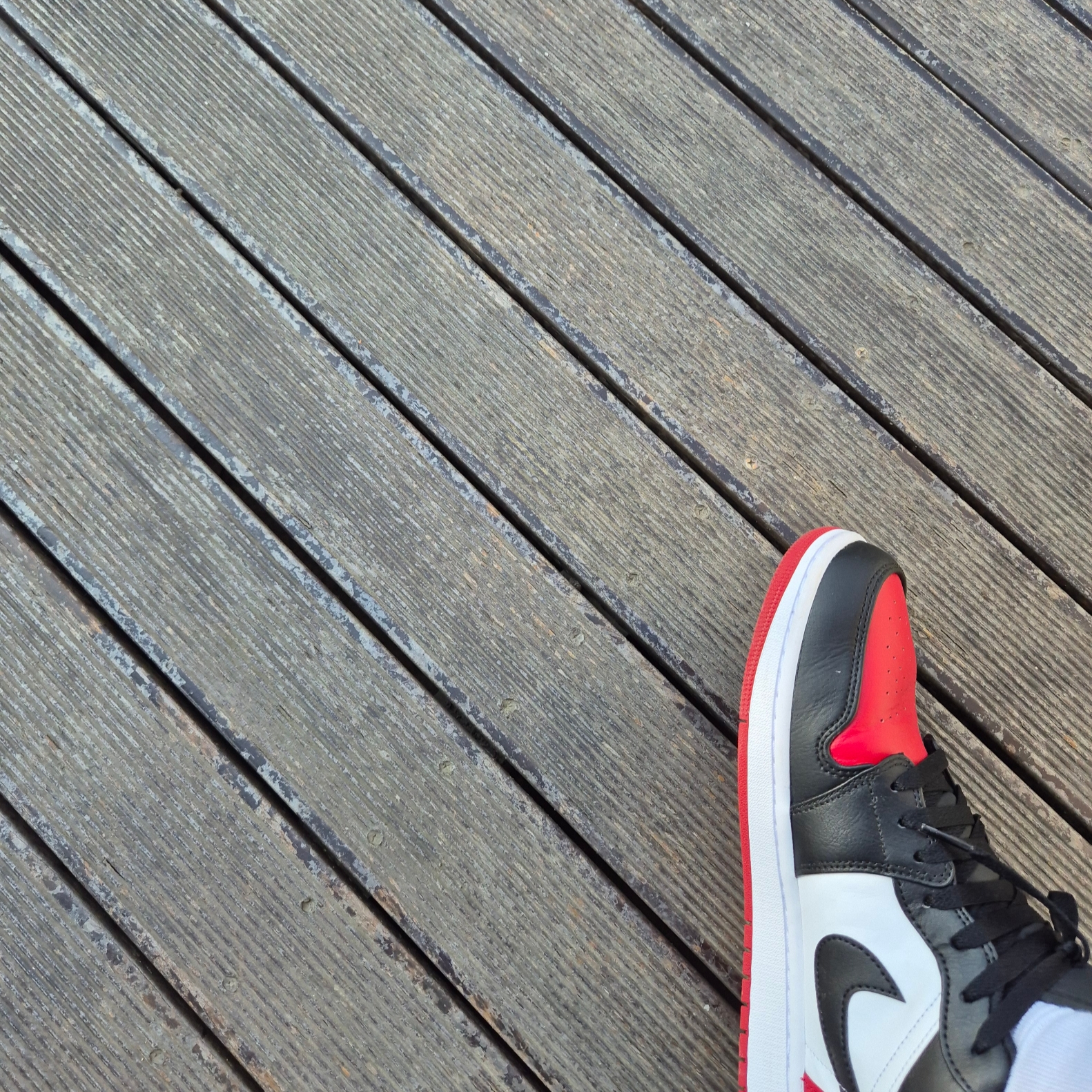 Jordan 1 Low White Varsity Red 착용 스타일