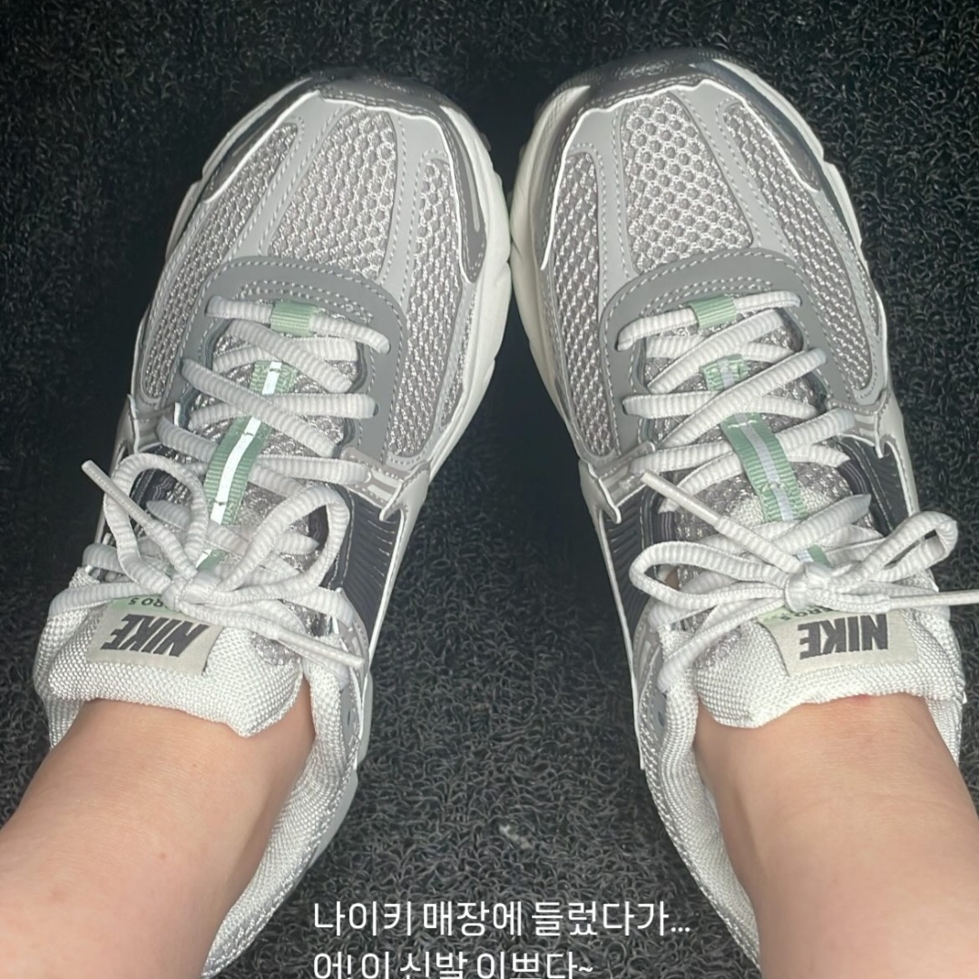 (W) Nike Zoom Vomero 5 Cobblestone and Flat Pewter 착용 스타일
