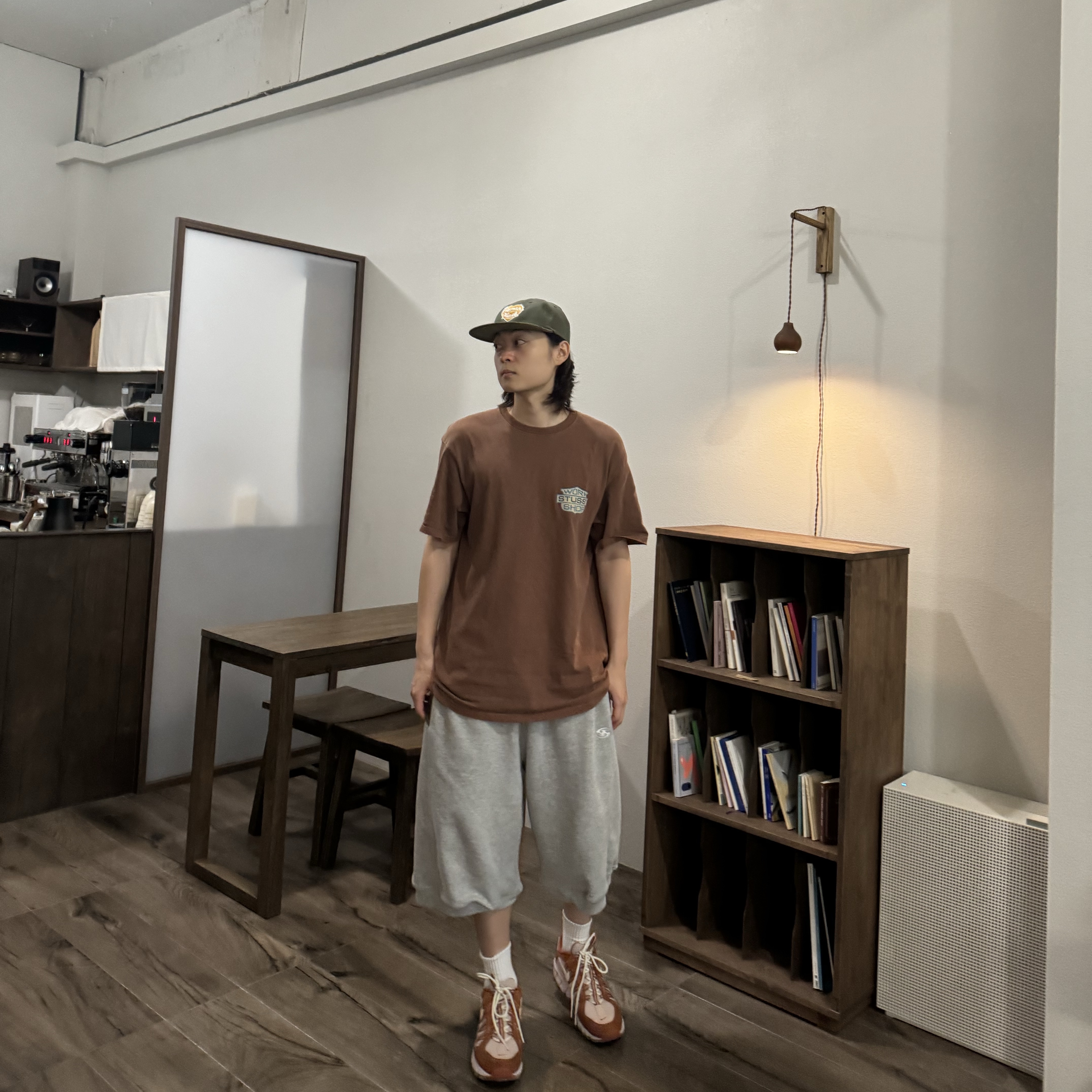Stussy x Our Legacy Badge T-Shirt Mocha 착용 스타일 - 3