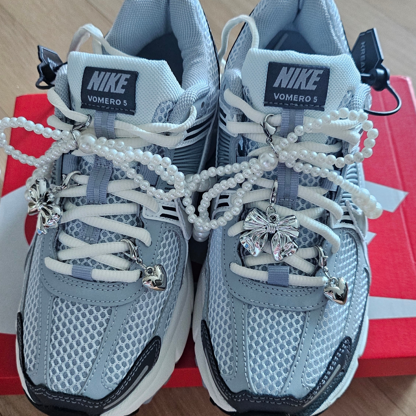 (W) Nike Zoom Vomero 5 Pure Platinum Metallic Silver 착용 스타일
